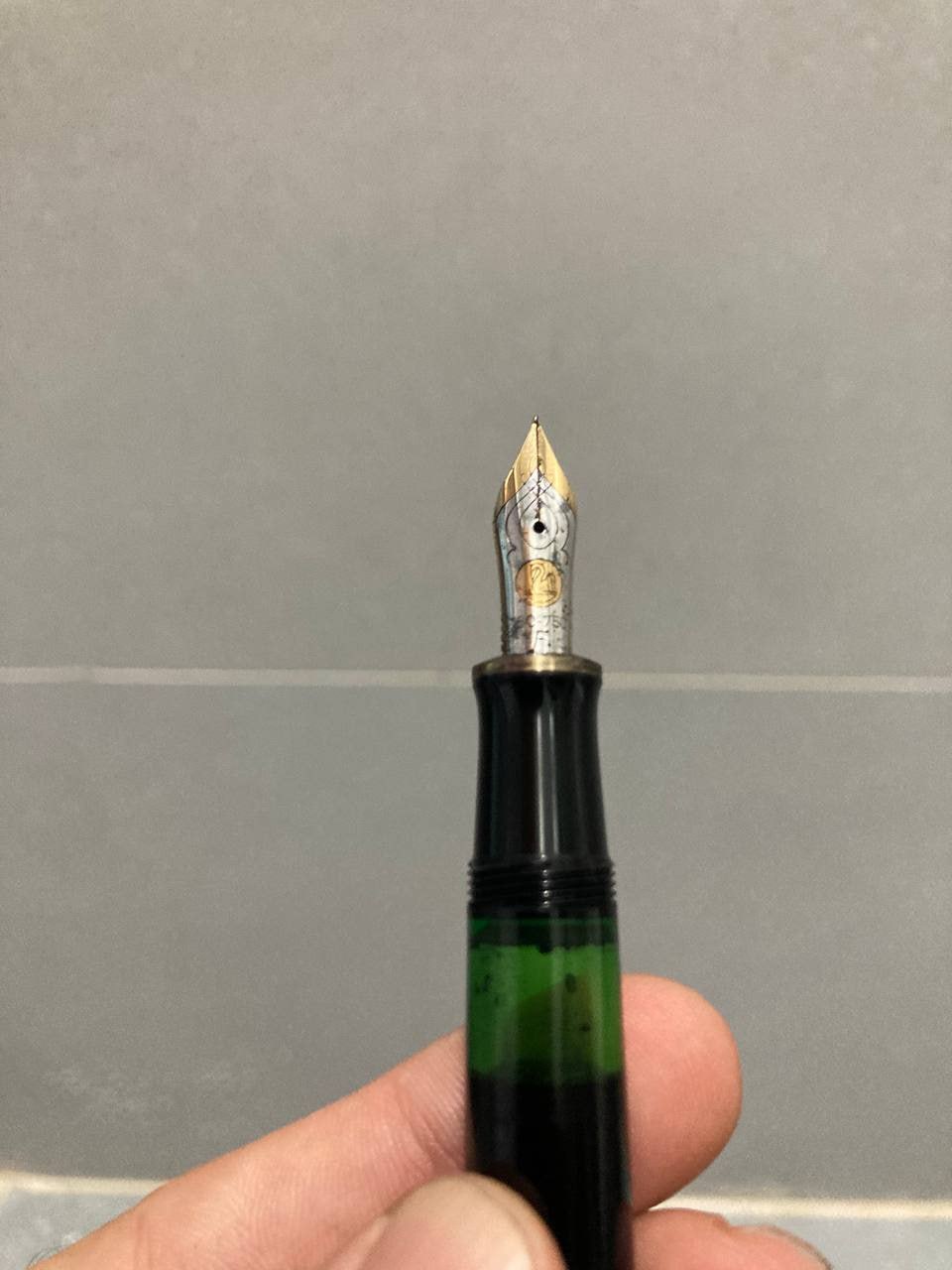 Фото 2: Продаётся ручка Pelikan Souverän M400 с двухцветным пером из золота 14K, поршневой…