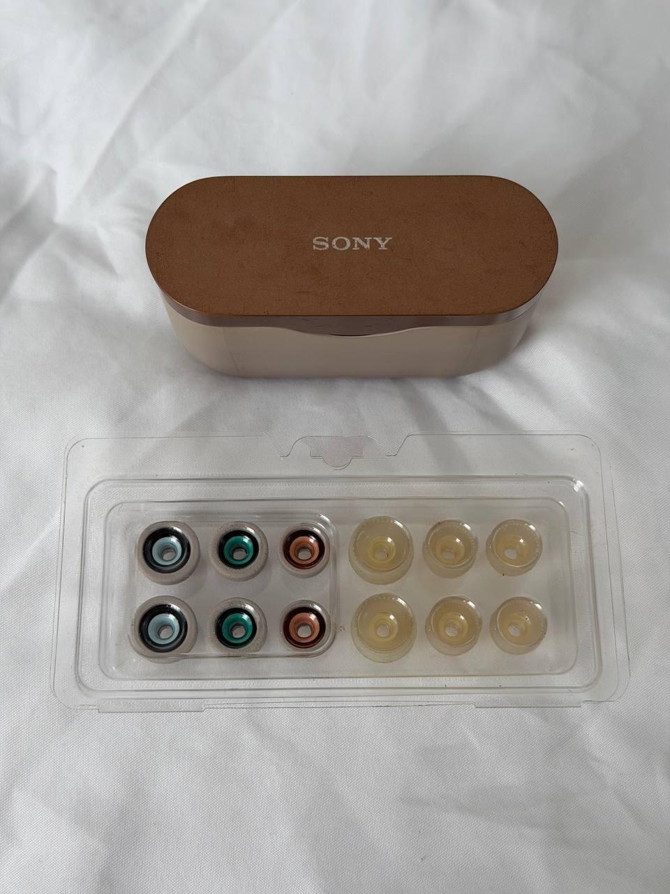 Продаются оригинальные беспроводные наушники Sony WF-1000XM3 в серебристо-золотом цвете.