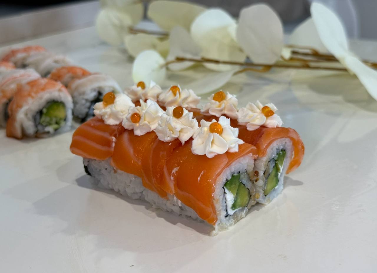 Открылась суши-кухня, предлагающая вкусные суши и роллы с большим количеством рыбы.