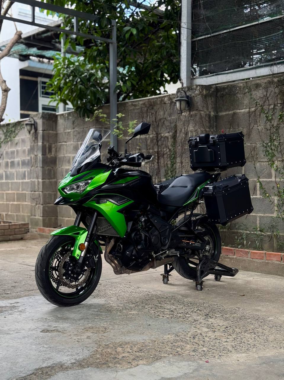 Фото 3: Срочно продаётся мотоцикл Kawasaki Versys 650cc 2024 года с пробегом 11 000 км.