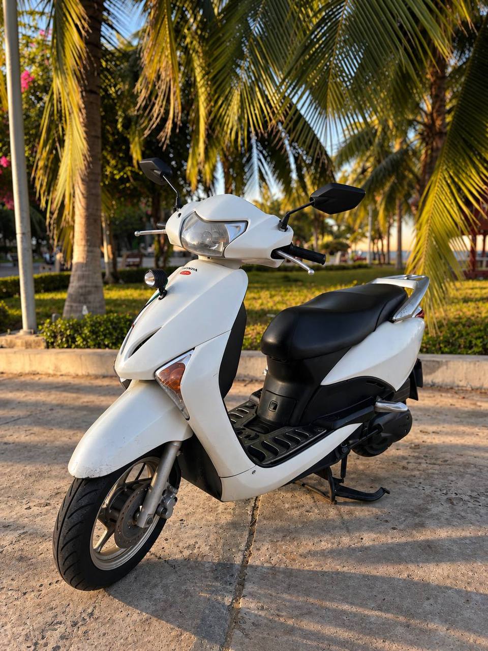 Продается Honda LEAD 2010 года, белый, пробег 20 000 км, объем 125 куб.