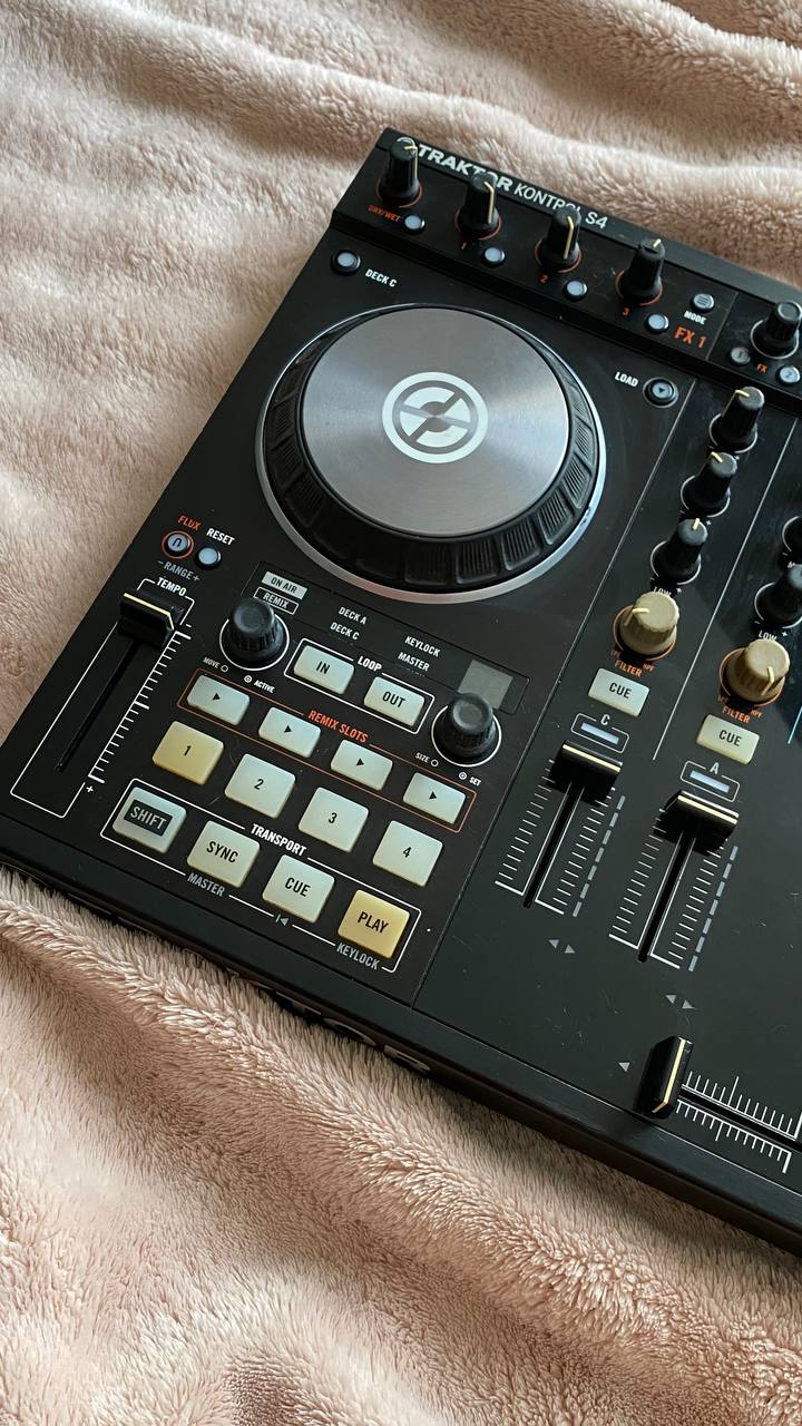 Фото 2: Продаётся DJ-контроллер Traktor S4 MK2 в идеальном состоянии, как новы
