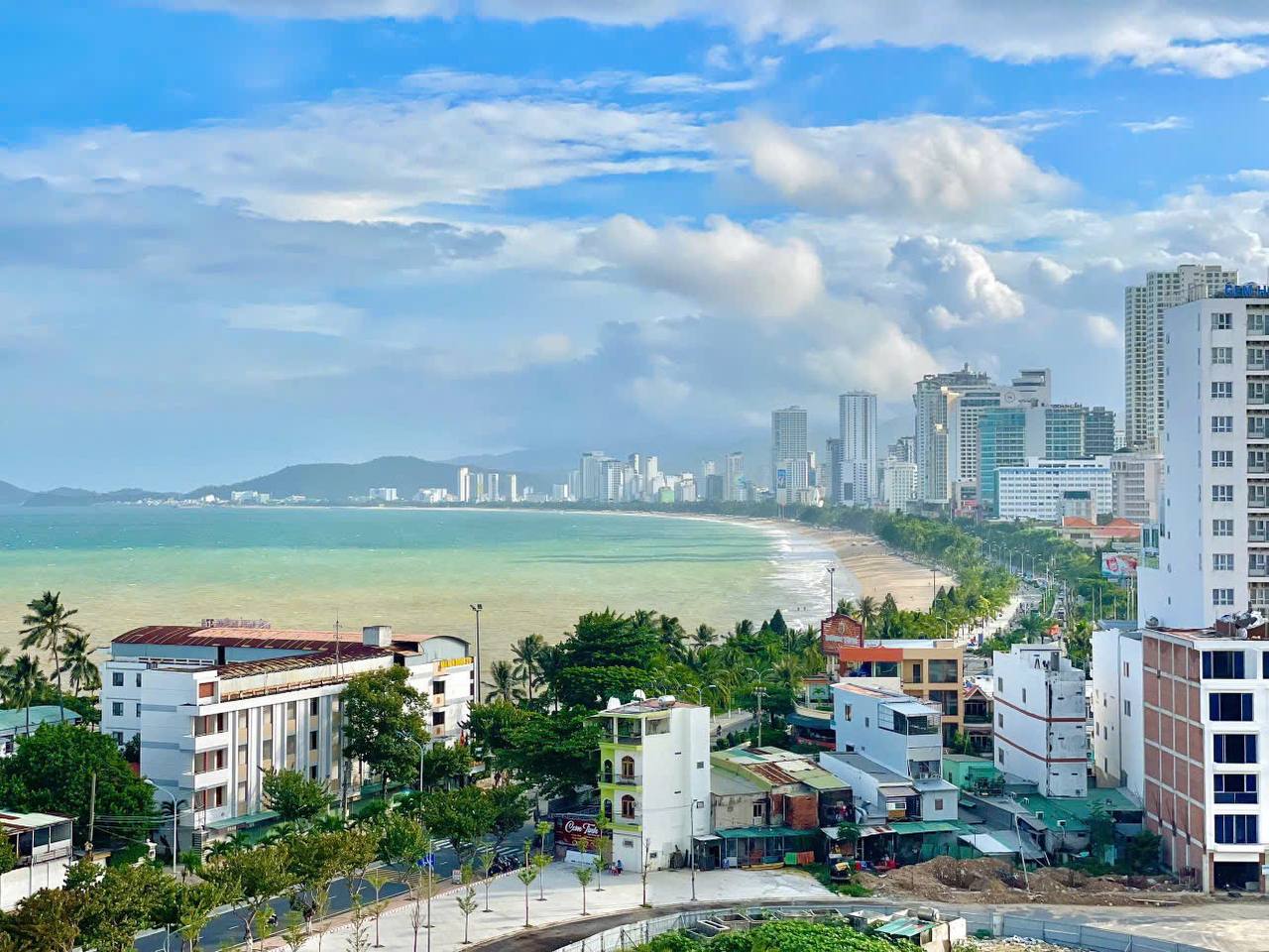 Апартаменты у моста Trần Phú в комплексе Mường Thanh с видом на море и реку.