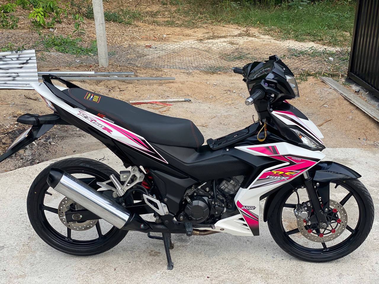Продаётся Honda Winner 150 в бело-розовой расцветке