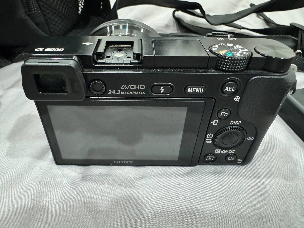 Фотоаппарат Sony Alpha 6000 в состоянии нового, куплен год назад, использовался редко.
