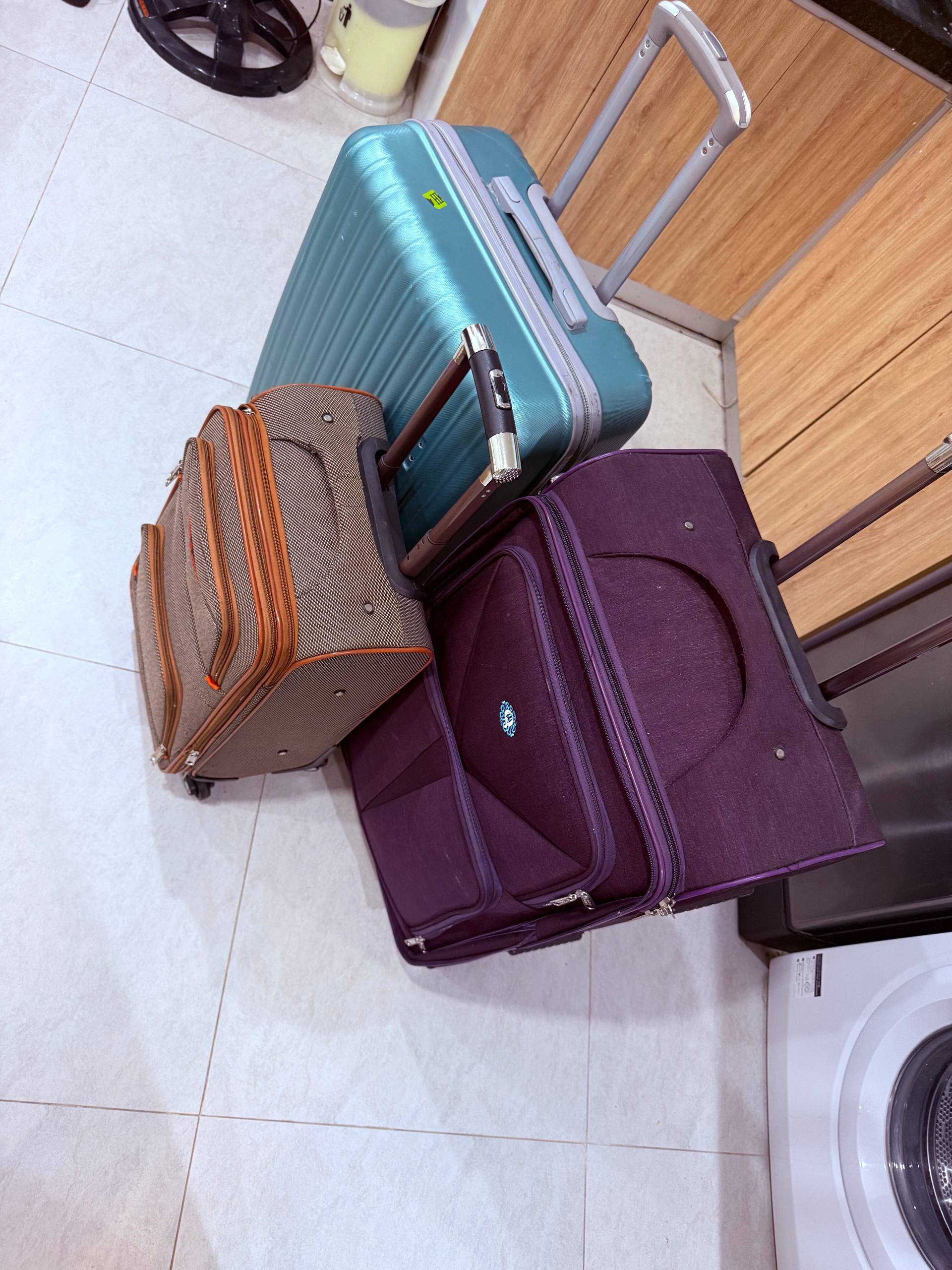 Продаются чемоданы: S коричневый для ручной клади, L голубой с трещинкой на ручке, XL…