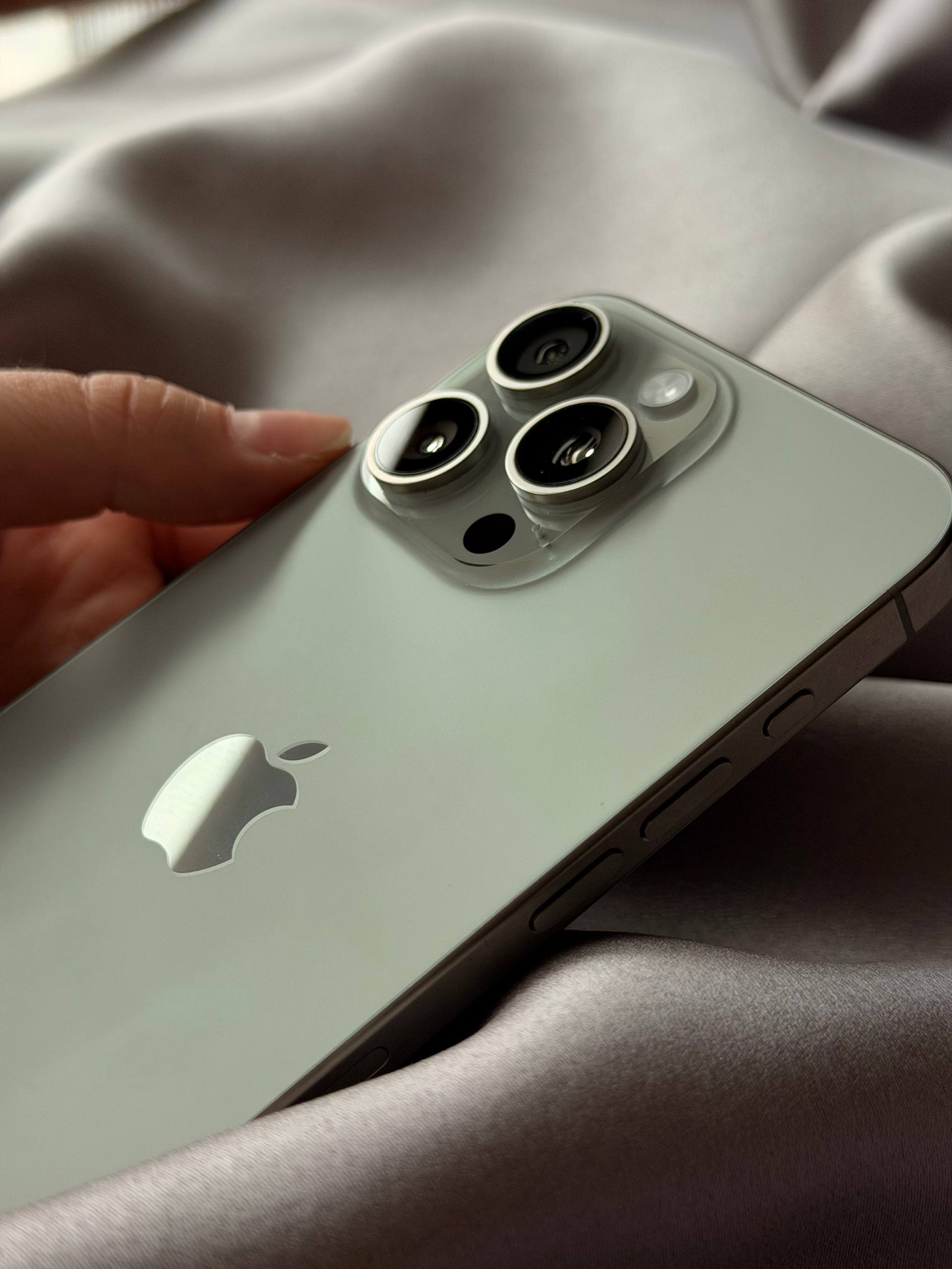 Фото 3: iPhone 15 Pro Max 512 ГБ в цвете Natural Titanium, в идеальном состоянии, использовался…