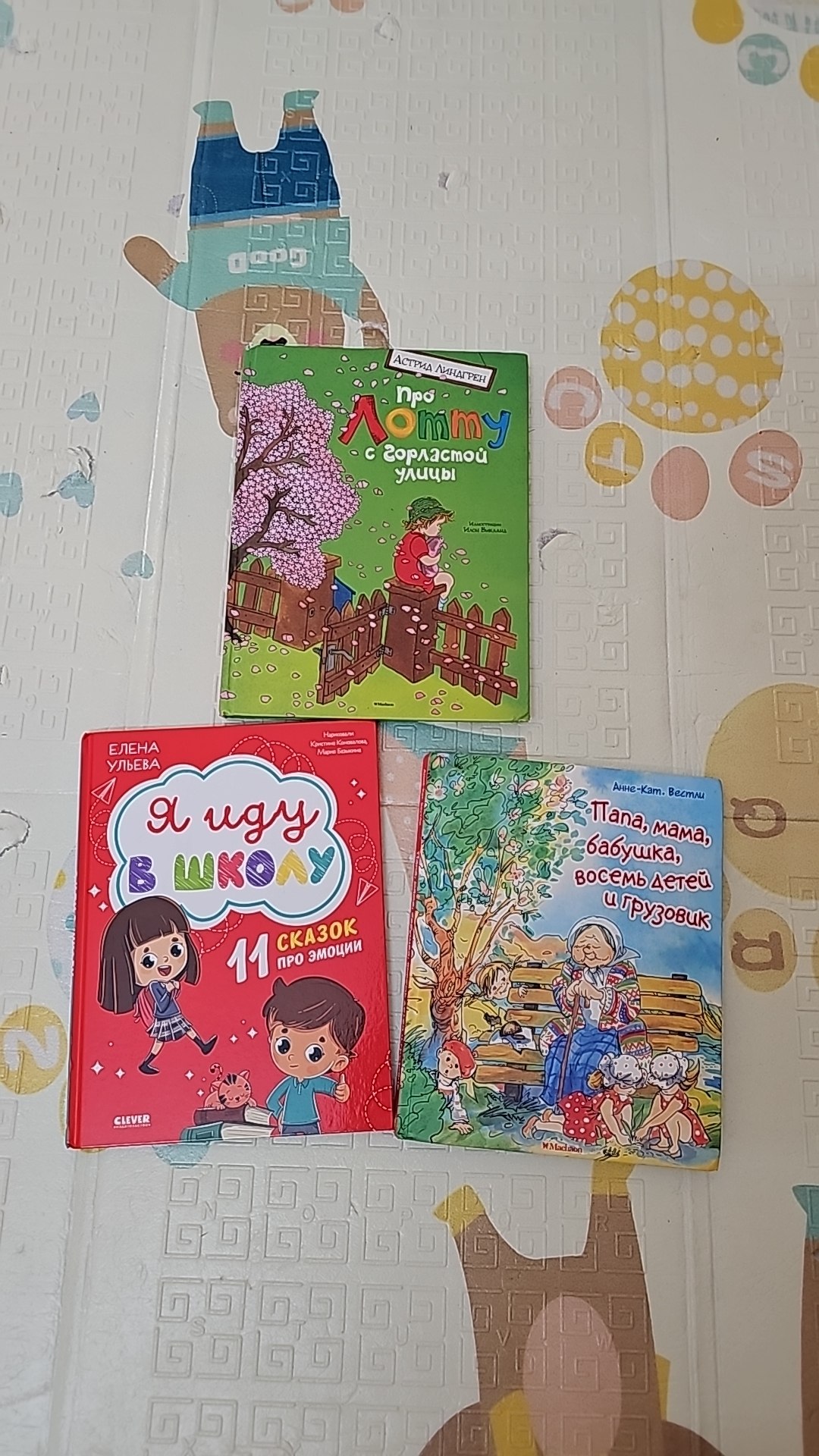 Продаются три книжки за 150 000 донгов