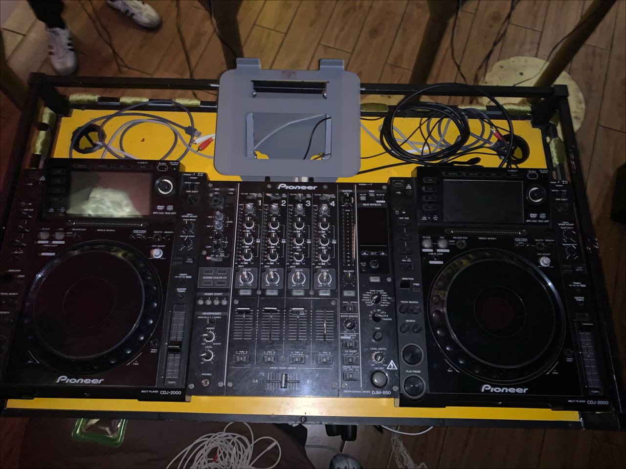 Продаётся профессиональный DJ-комплект Pioneer: два плеера CDJ-2000 и