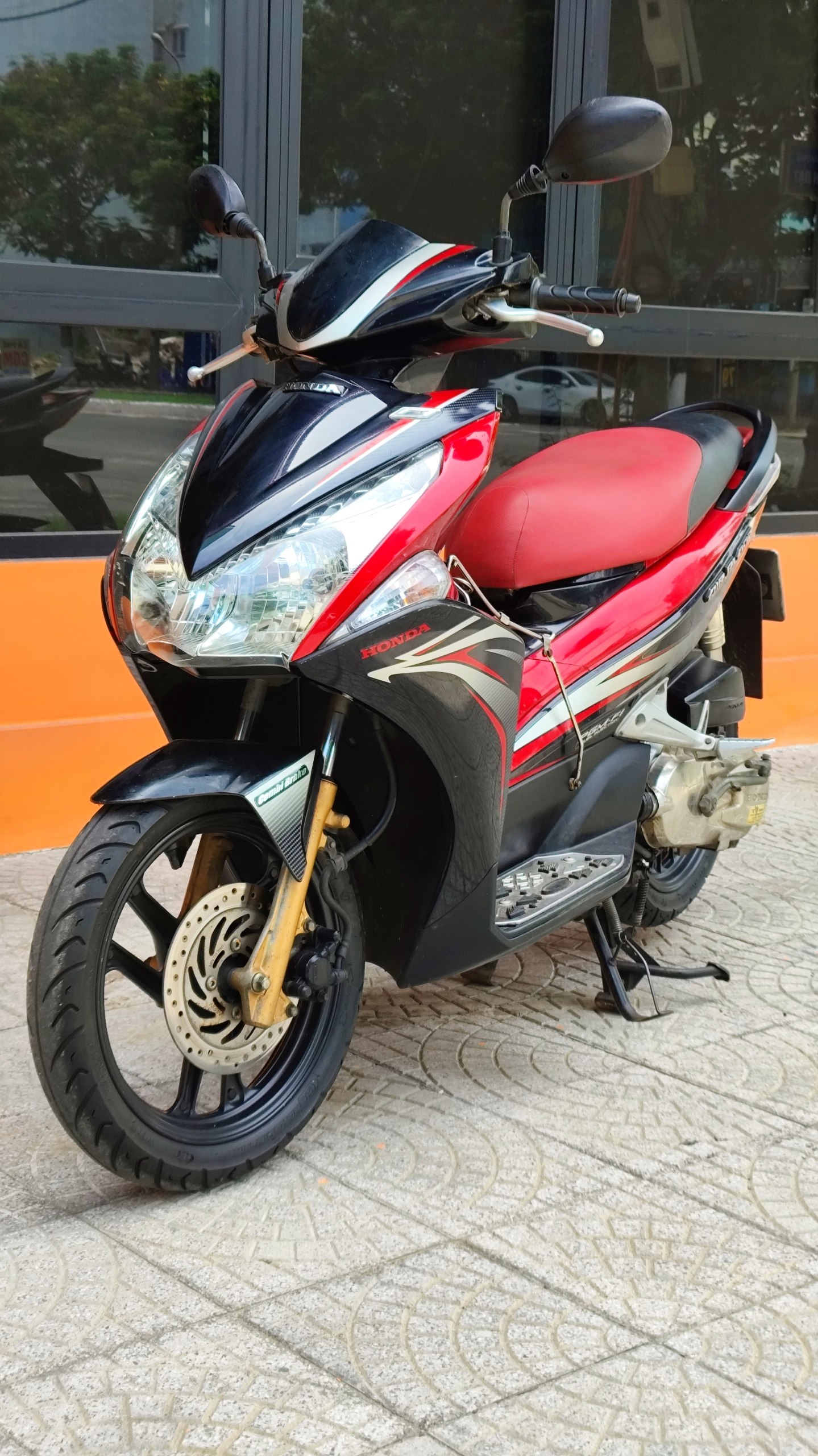 Продаётся Honda Airblade 2011 года, произведён в Японии, в родной крас