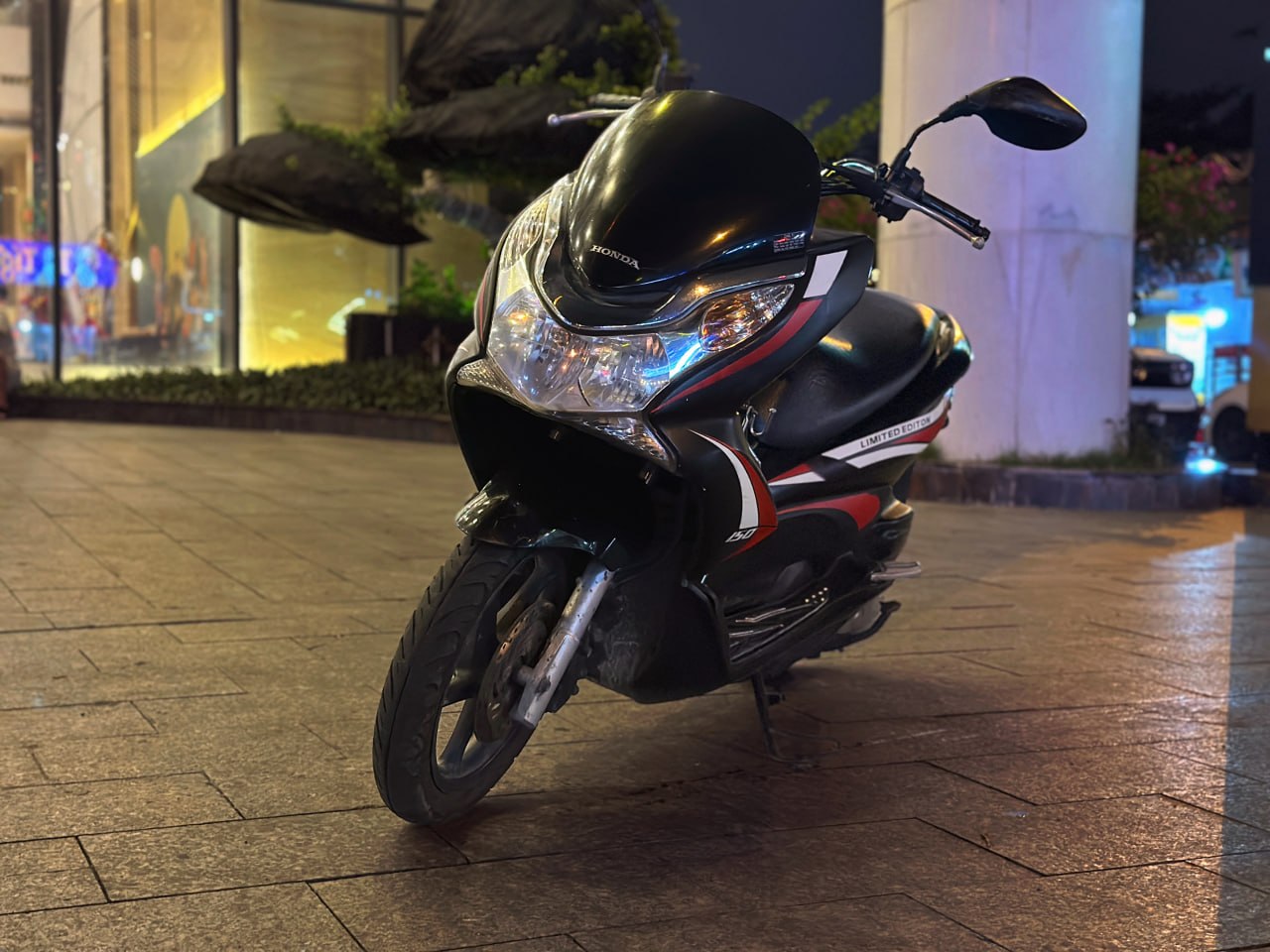 Honda PCX 2011 года, чёрный, пробег 65 000 км, объём 125 куб.см.