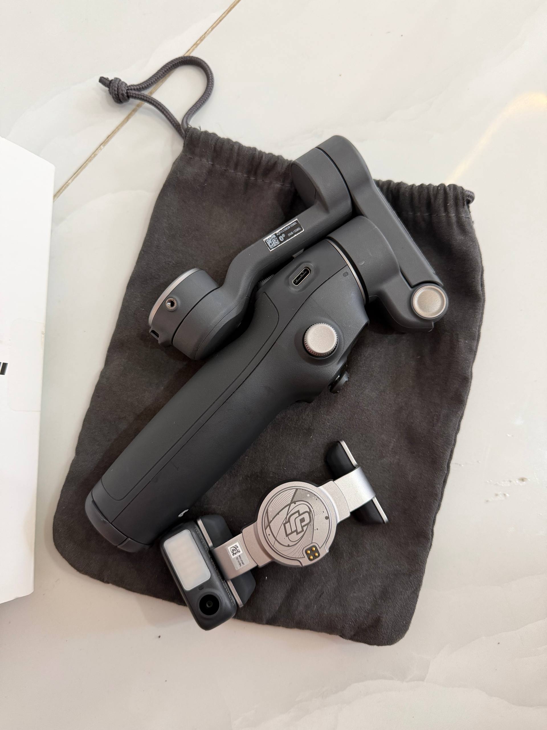 Фото 2: Продаю стабилизатор DJI Osmo Mobile 8 в отличном состоянии, полный ком