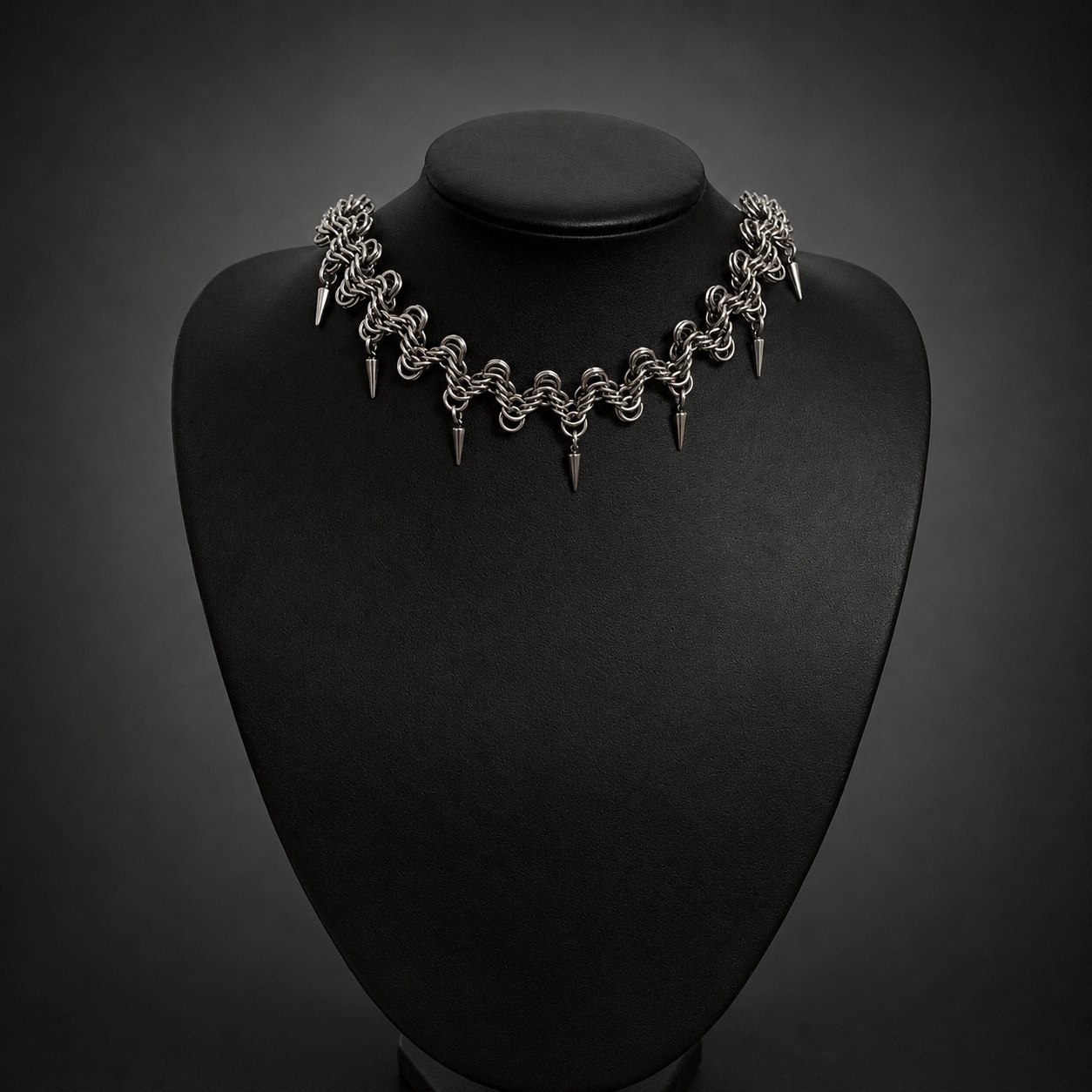 Фото 3: Автор вручную изготавливает украшения в технике chainmail из нержавеющей стали…