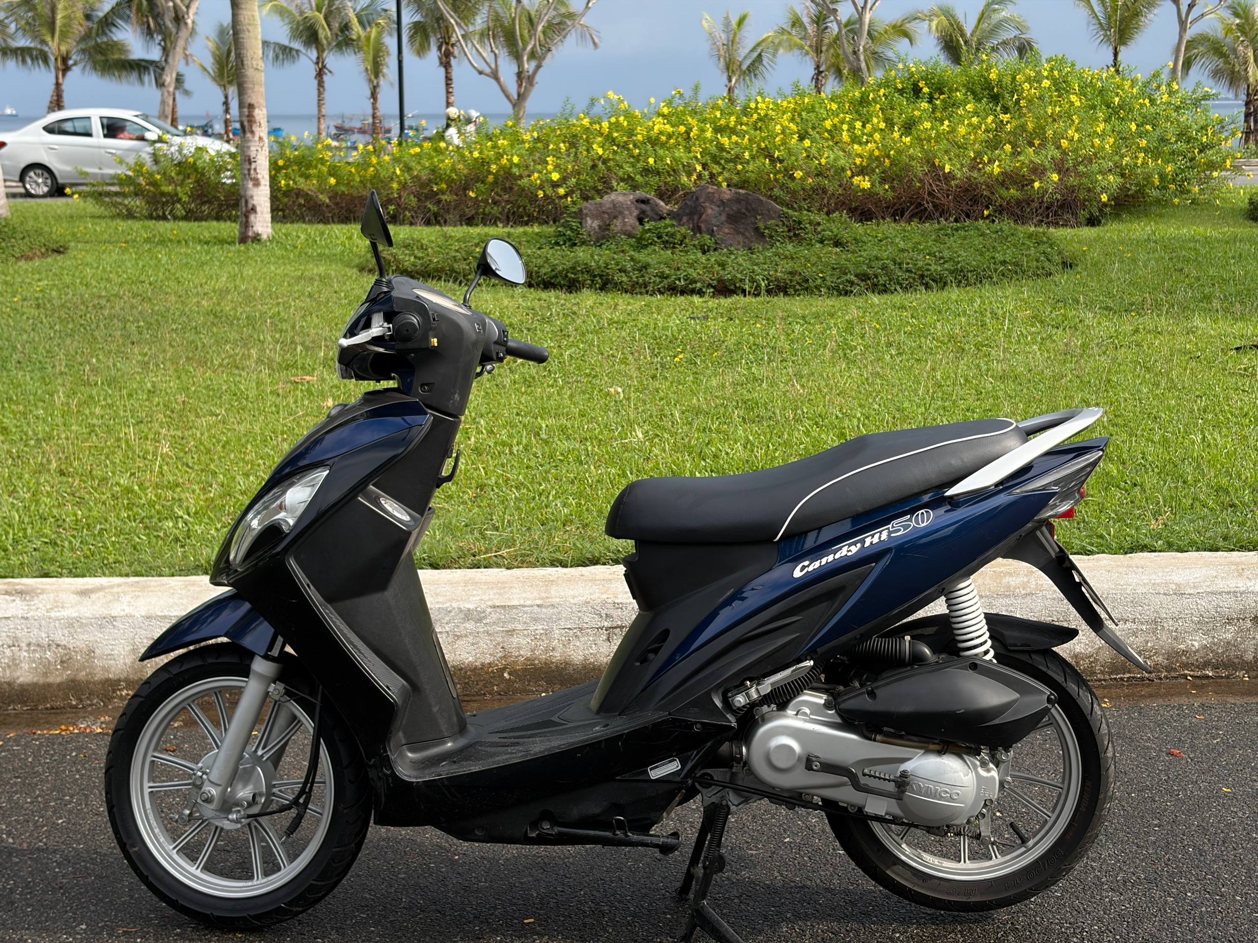 Фото 3: Продаю аккуратный скутер Kymco Candy Hi 50, 2015 года, тёмно-синий