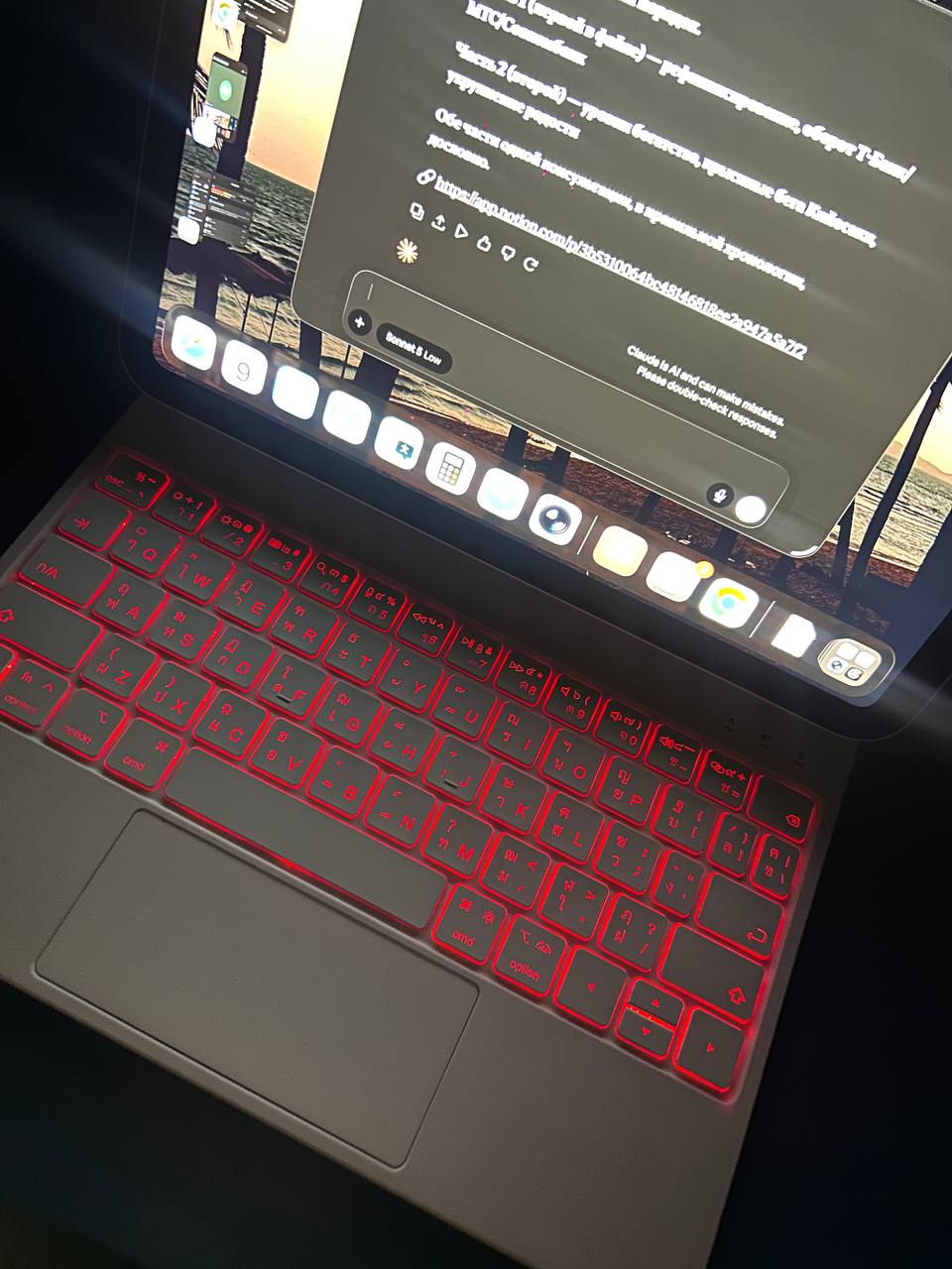 Продаётся комплект: iPad 11" (A16) 128GB Wi-Fi, белая клавиатура-чехол и стилус.