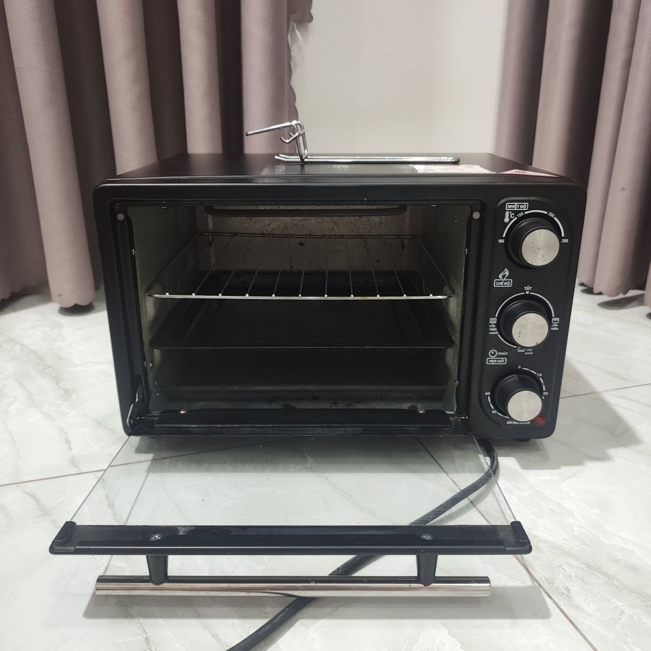 Продаётся духовка за 300 тысяч, две стеклянные формы по 100 тысяч каждая.