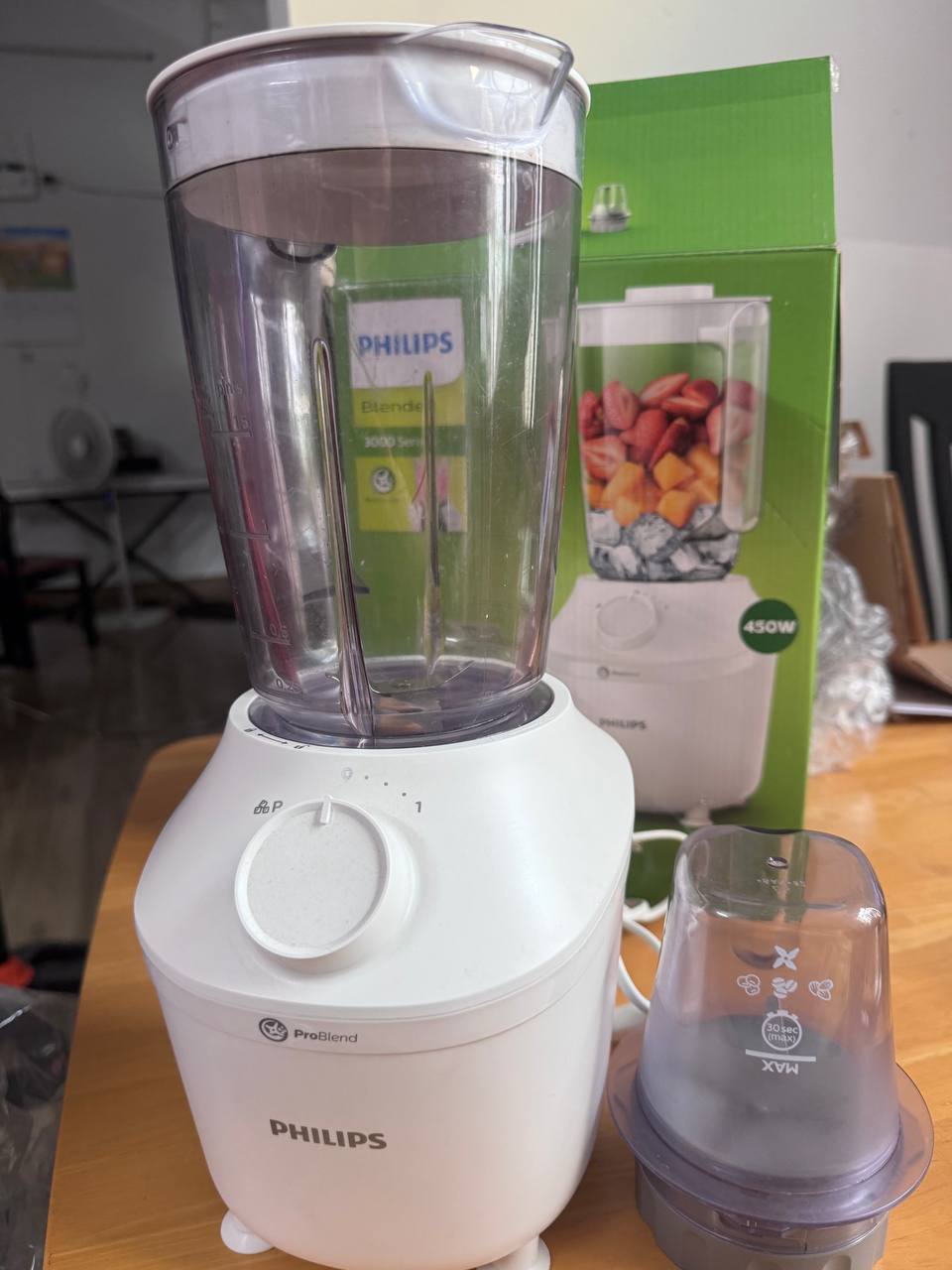 Продаётся блендер Philips в комплекте с коробкой и насадками за 500 000 донгов.