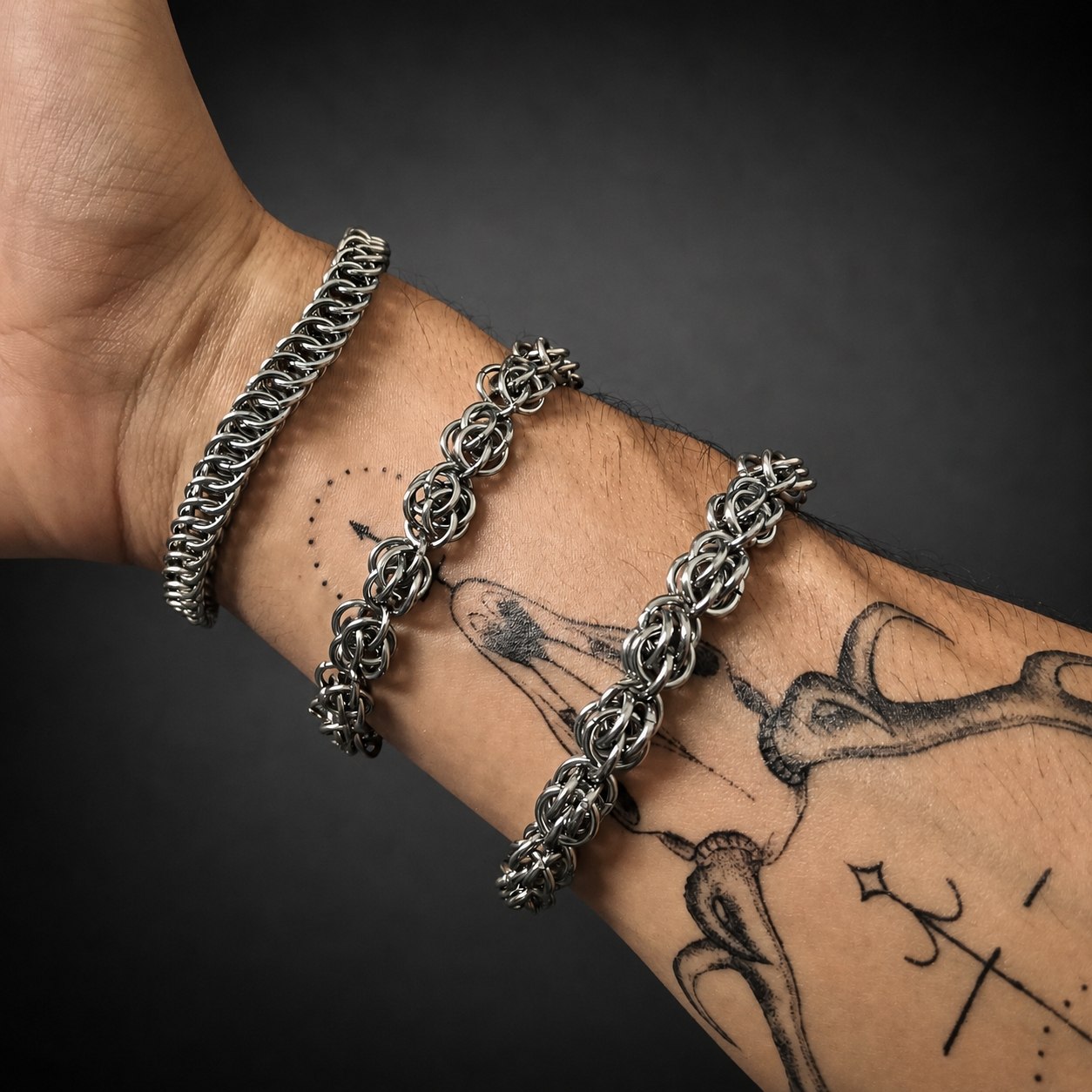 Мастер вручную создаёт украшения в технике chainmail из нержавеющей ст