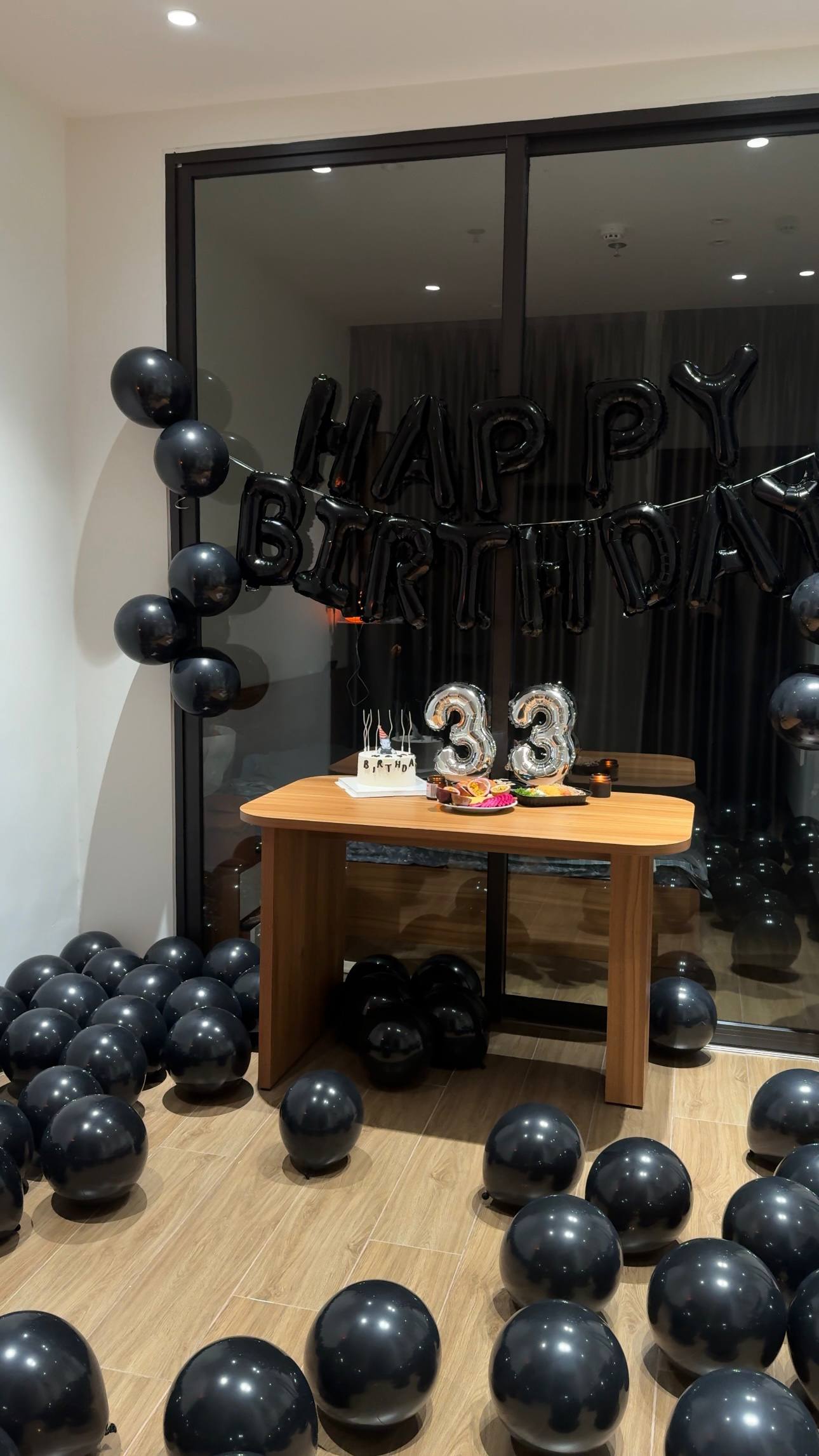 Фото 2: Отдам даром чёрные воздушные шары с надписями «happy birthday» и…