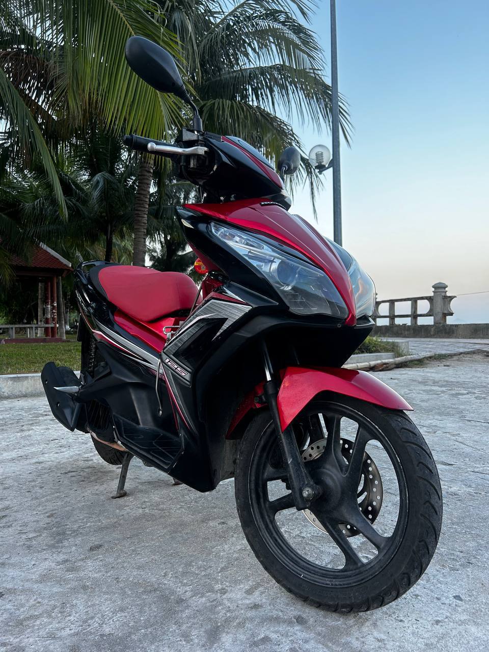 Продаётся Honda Air Blade 2014 года в красном цвете, пробег 19 000 км,