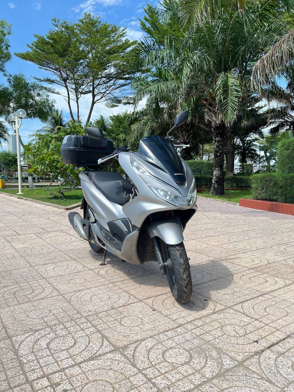 Сдается в аренду Honda PCX 3 (2020) 150 куб.см в отличном состоянии.