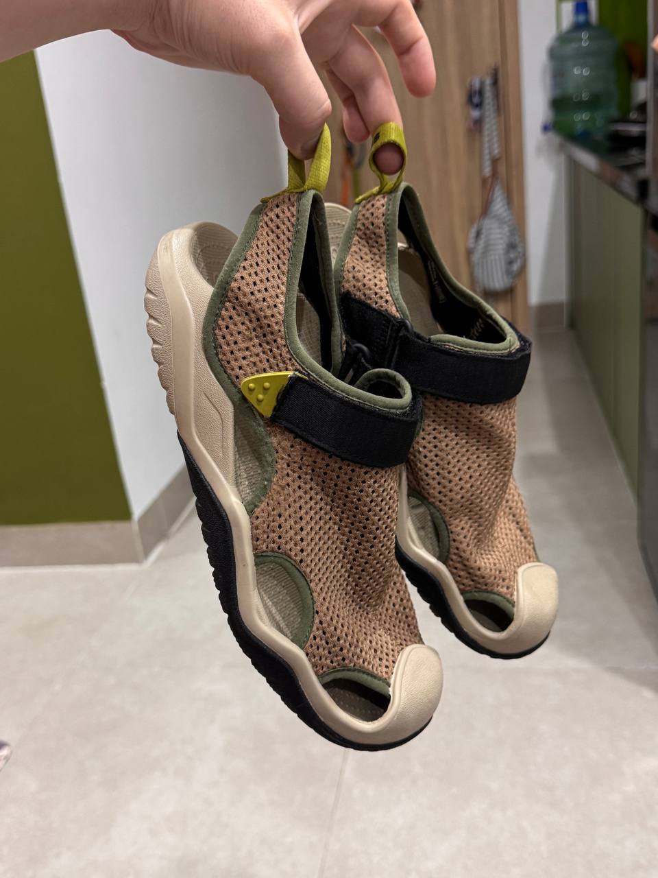 Продаю сандалии Crocs Swiftwater цвета хаки