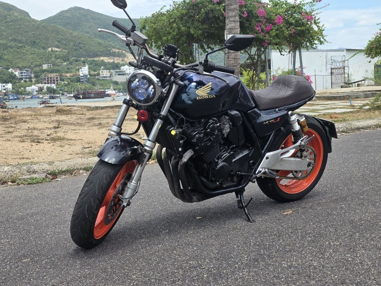 Продаётся полностью кастомный Honda CB400