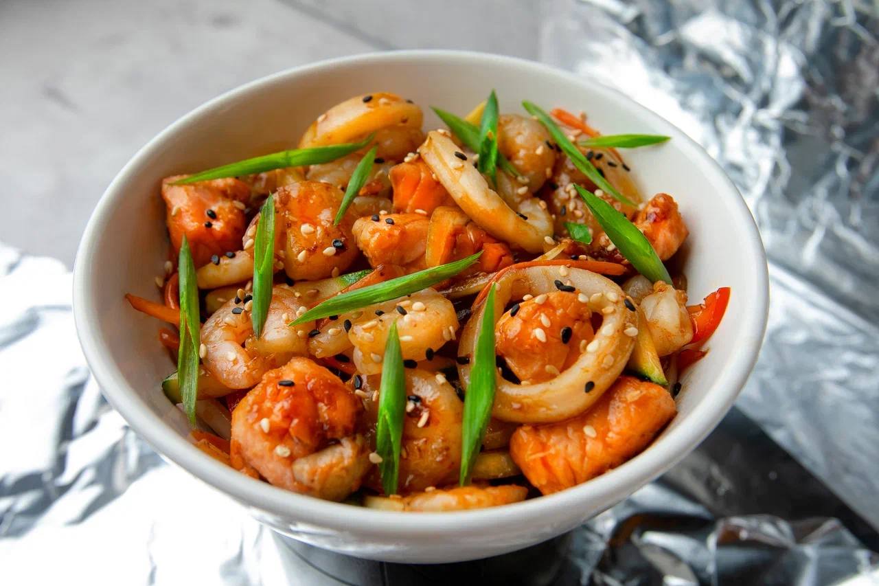 Предлагаем вкусные WOK-блюда: фунчоза с лососем или креветками, удон…