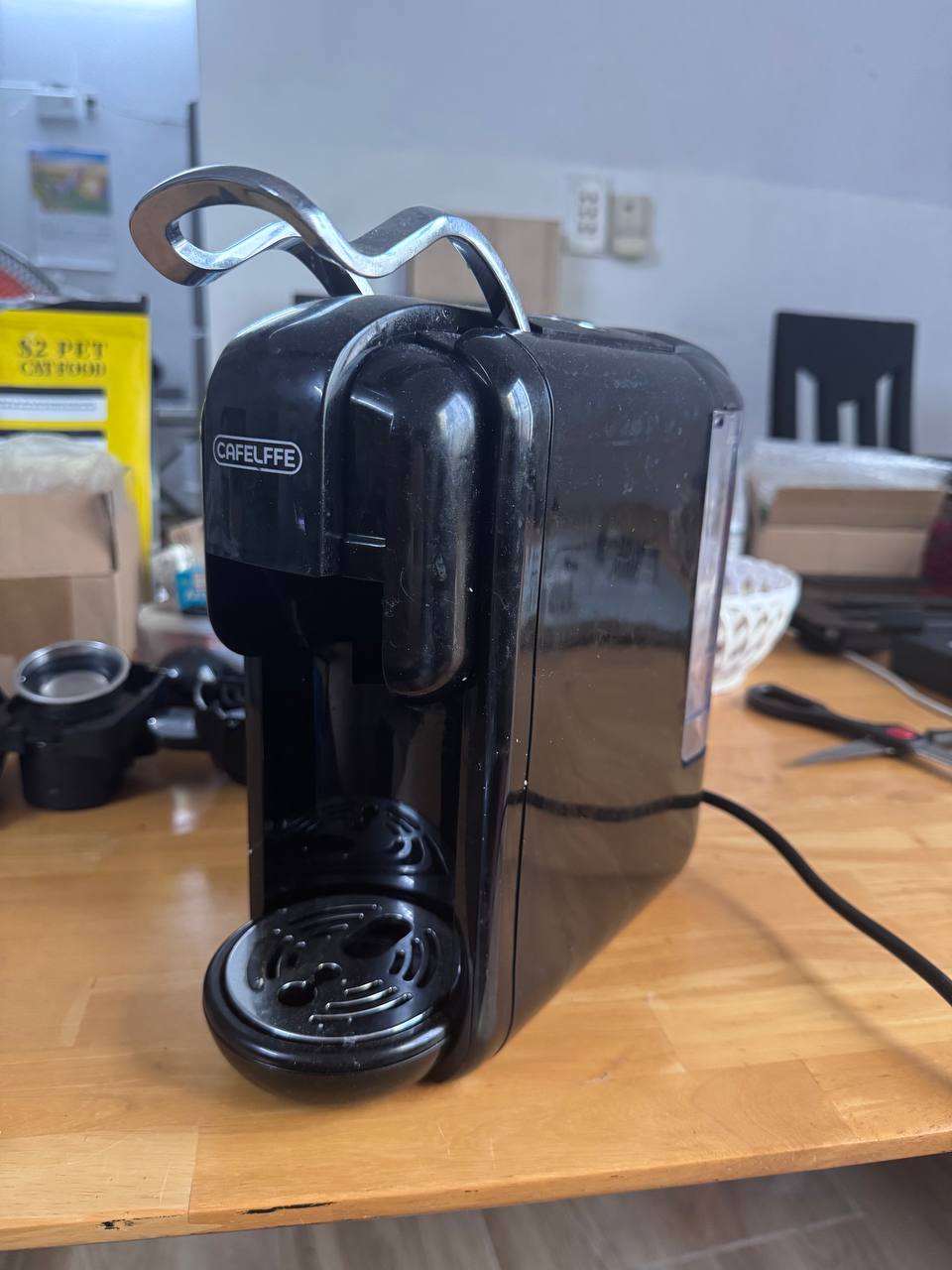 Продаётся кофеварка, поддерживающая капсулы обычные и Dolce Gusto, а также молотый кофе.