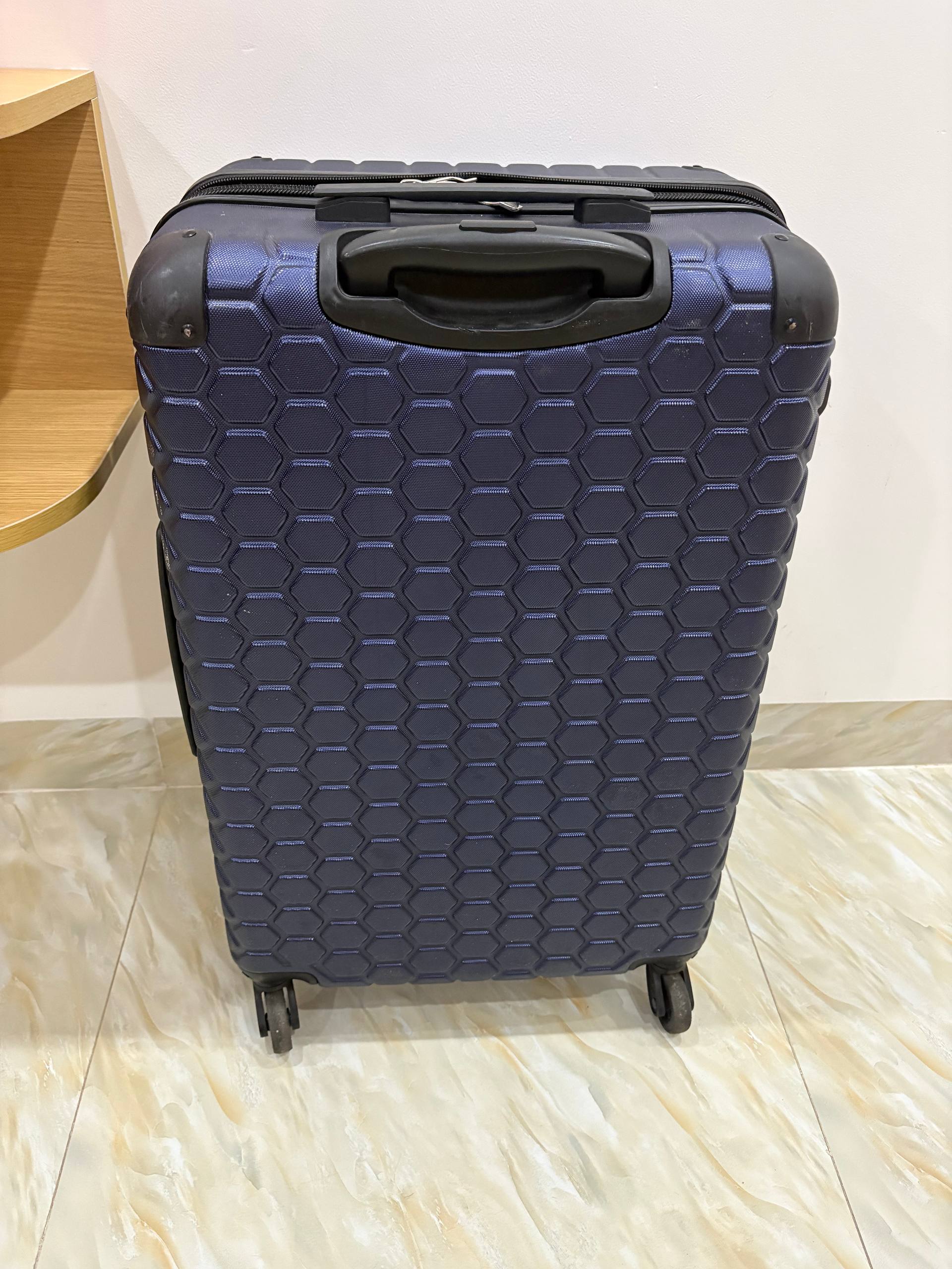 Продается большой дорожный чемодан фирмы Carpisa, примерно размера L/XL.