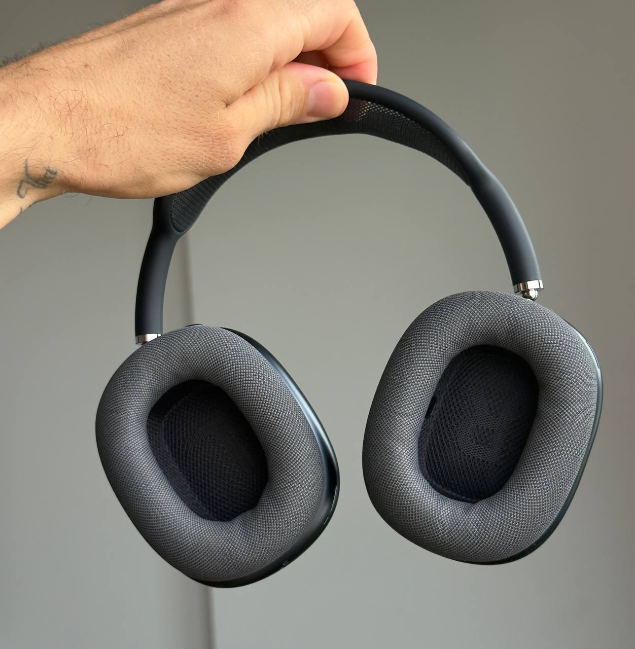 Фото 3: Продаются наушники Apple AirPods Max первого поколения в цвете Midnight.
