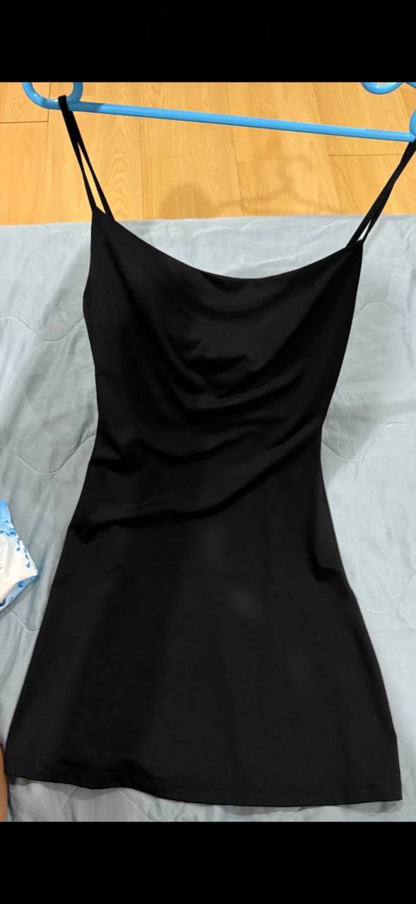 Продаются новые вещи: платье Zara за 300 000 (торг возможен), размер указан на бирке