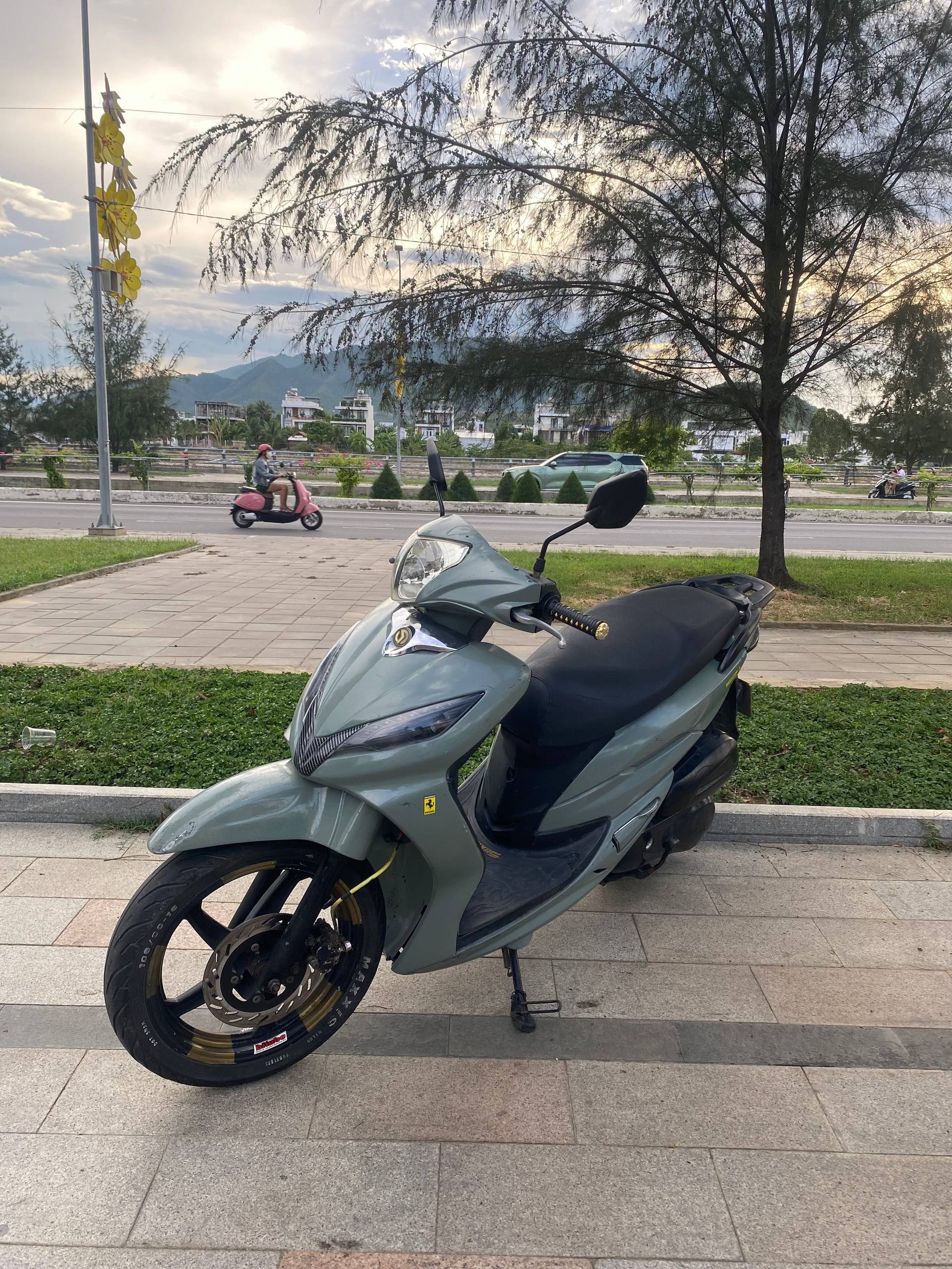 Продаётся городской байк SYM Shark 125, вместительный, с документами в порядке.