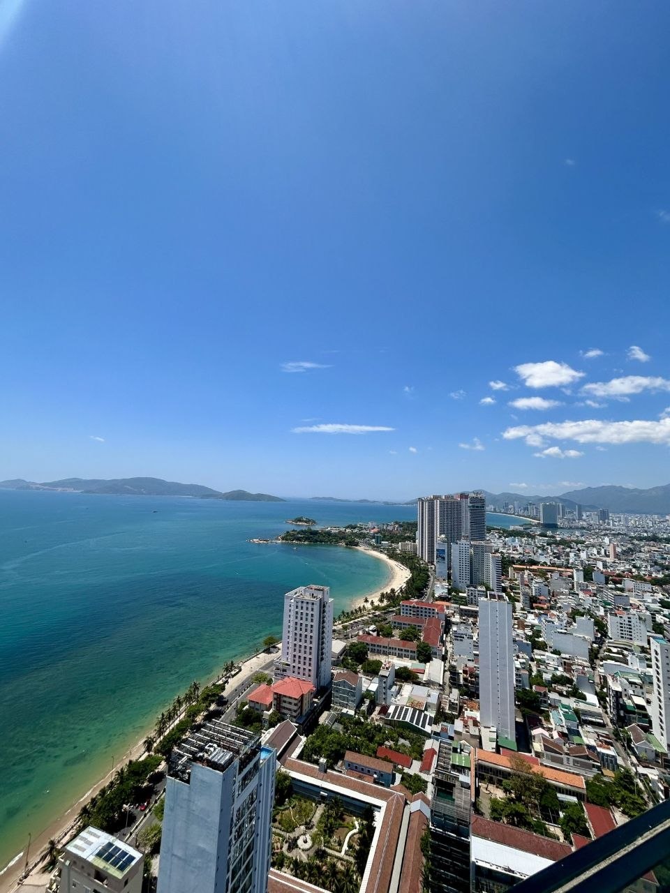 Сдаётся шикарная угловая однокомнатная квартира в комплексе Scenia Bay на севере Нячанга.