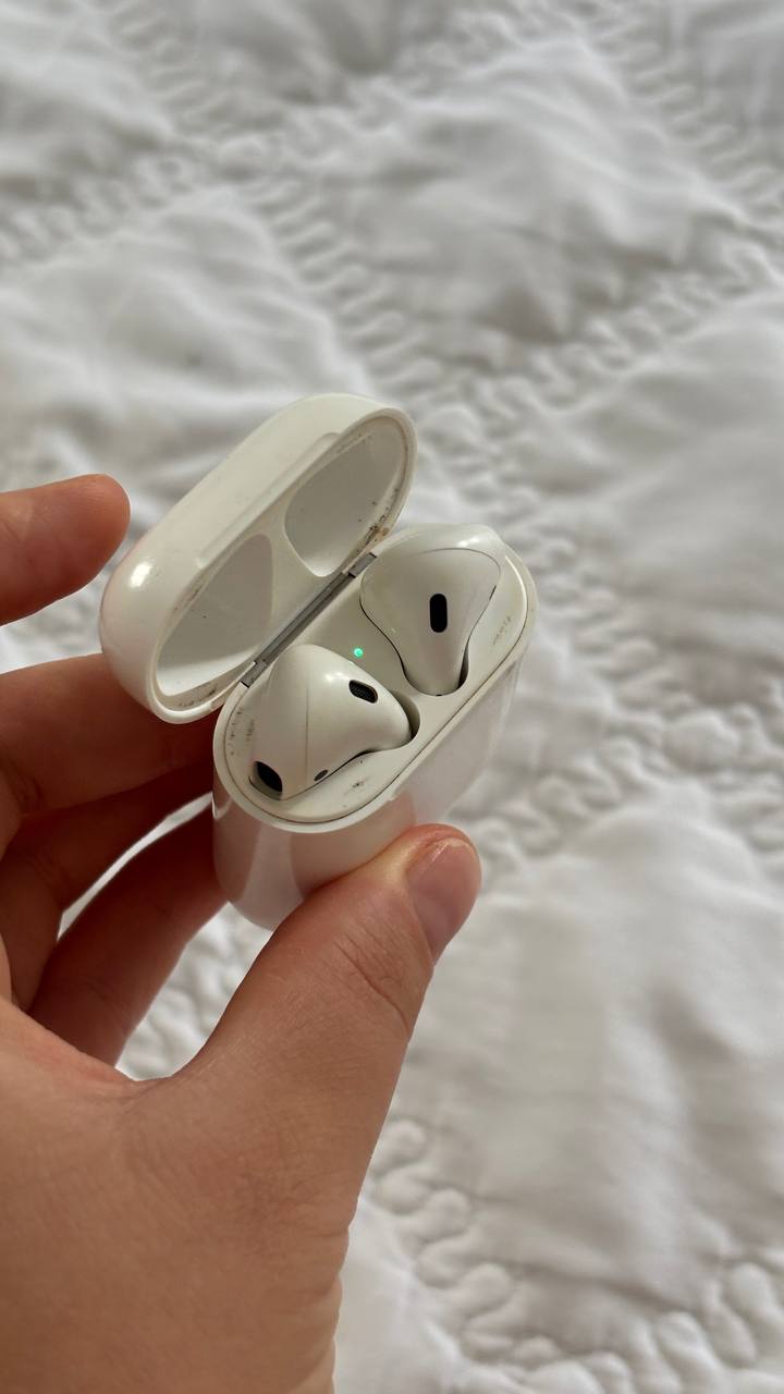 Продаются старенькие AirPods 2 в хорошем рабочем состоянии, с небольшими потертостями.