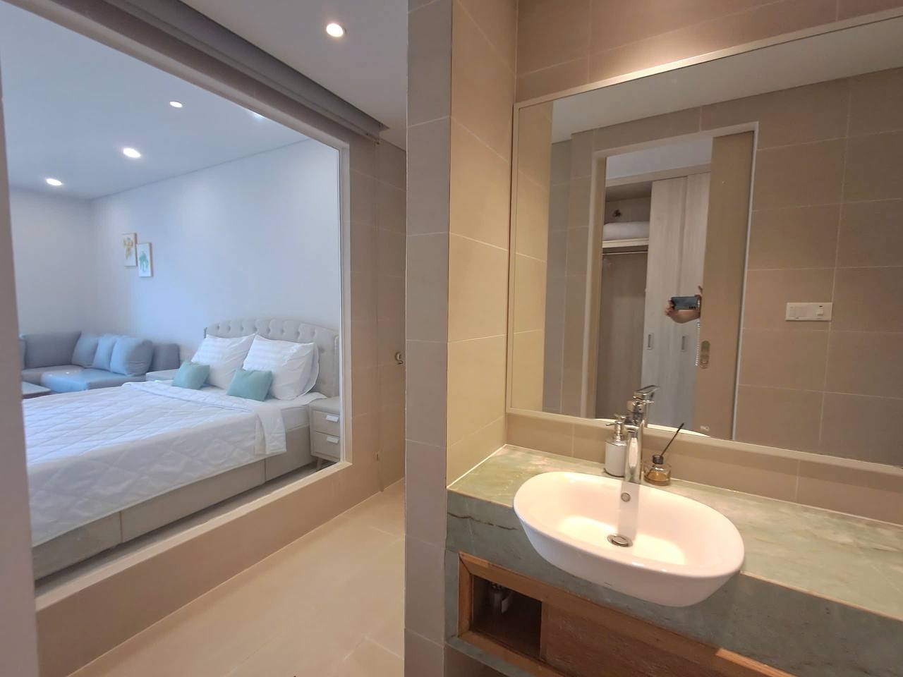 Сдаётся студия в ЖК Gold Coast в центре Нячанга, район Lộc Thọ, в 2 минутах от моря.