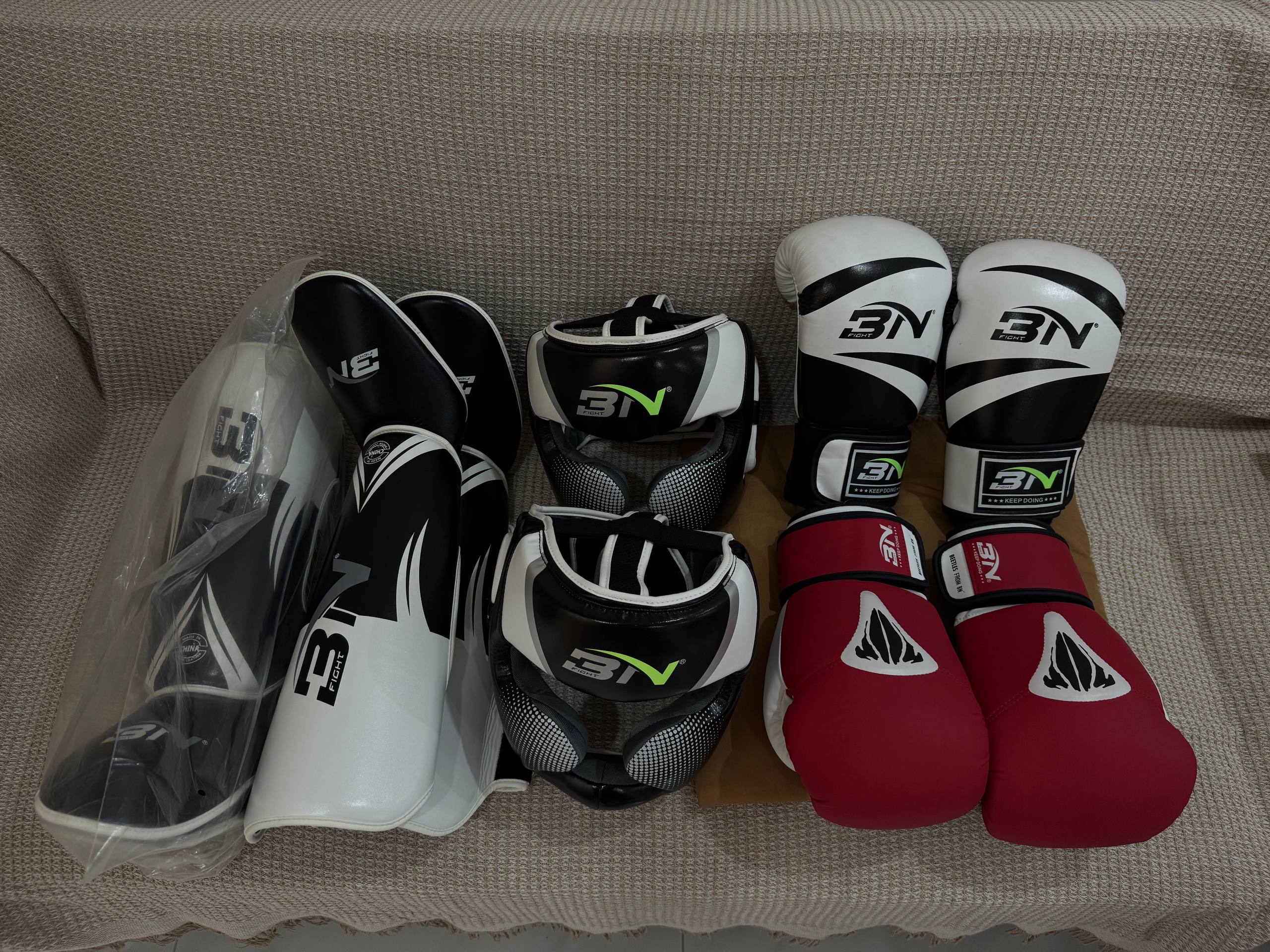 Продаётся комплект экипировки BN Fight: перчатки, шлем и защита ног, почти новые…