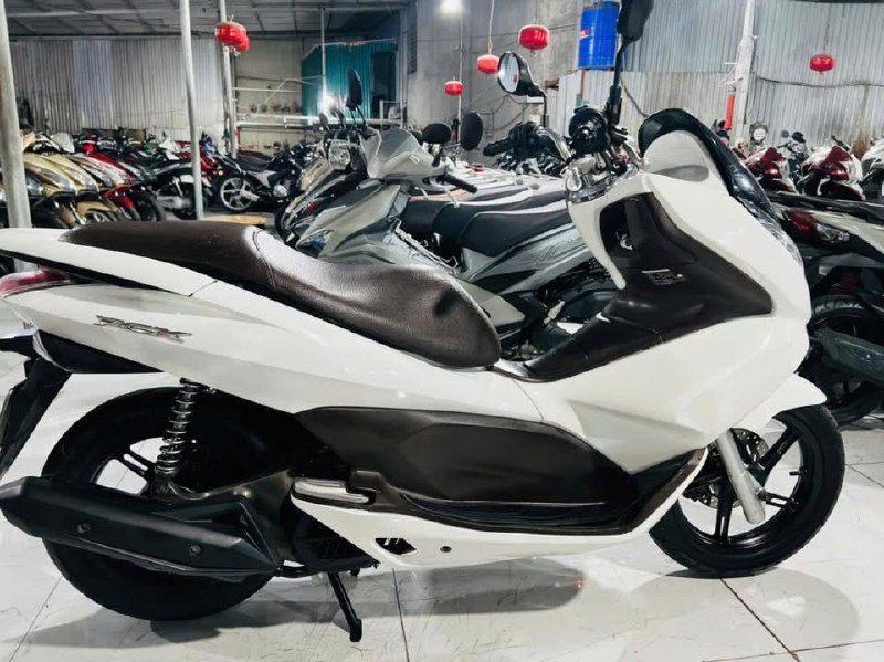 Продаётся Honda PCX 125, 2012 года, белого цвета