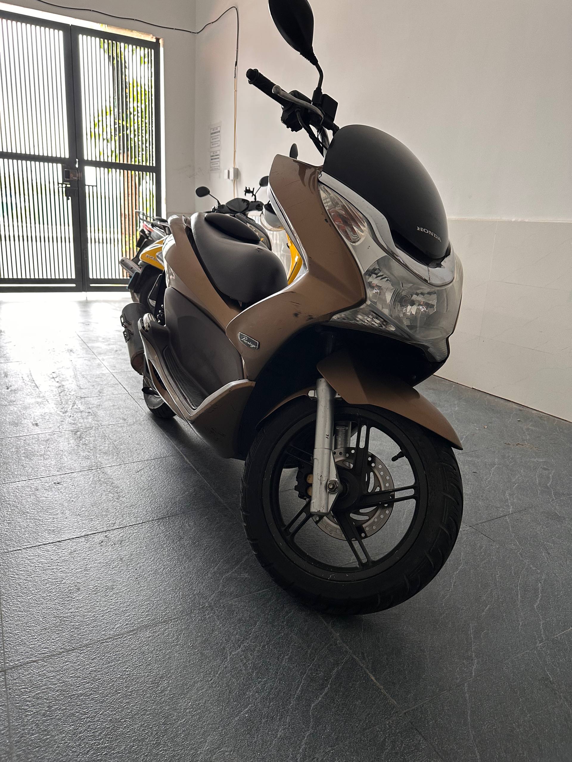 Фото 3: Honda PCX 2011 года в отличном техническом состоянии