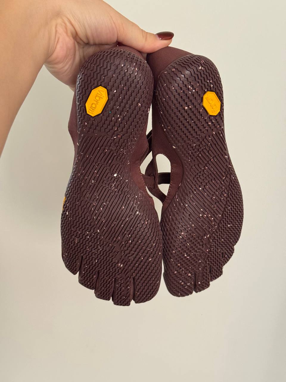 Фото 3: Продаются кроссовки Vibram и ASICS, размер 39
