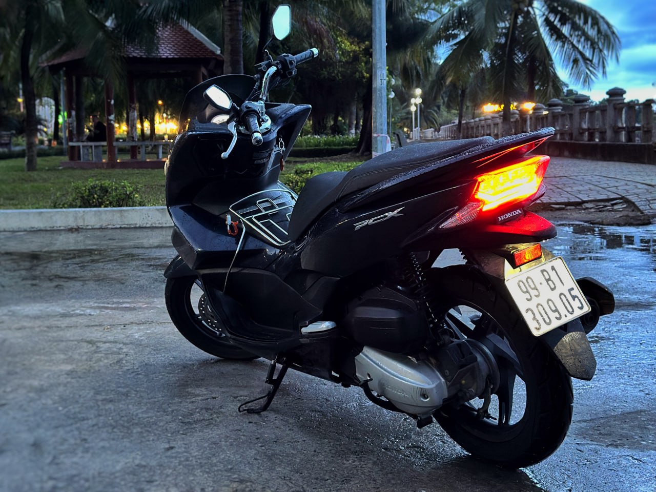 Фото 3: Продаётся Honda PCX 2016 года, тёмно-синий, пробег 29 500 км, объём 125 куб.см.