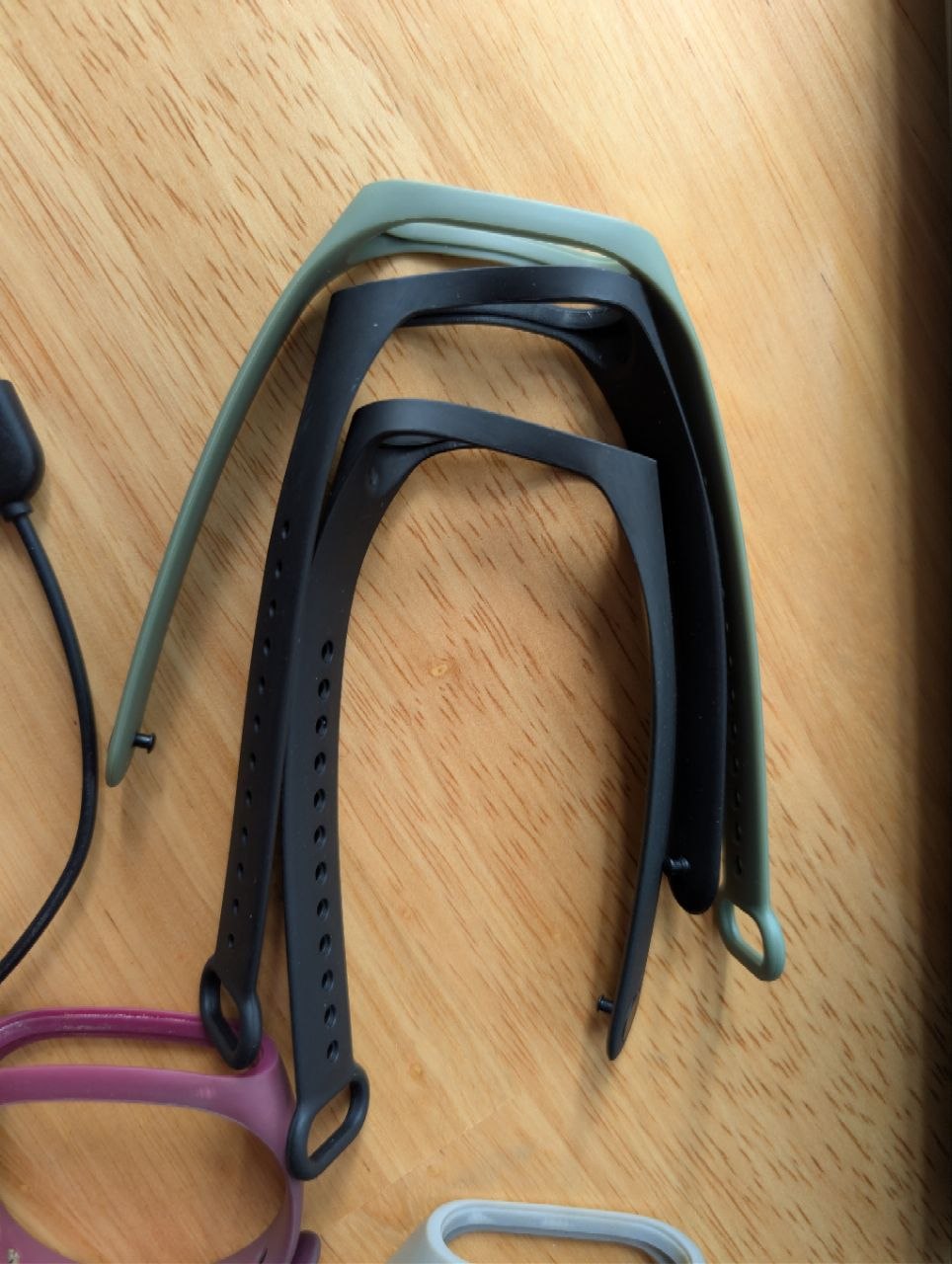 Фото 3: Продаются два фитнес-трекера Mi Band 4: обычная версия за 200 000 донгов и NFC-версия…