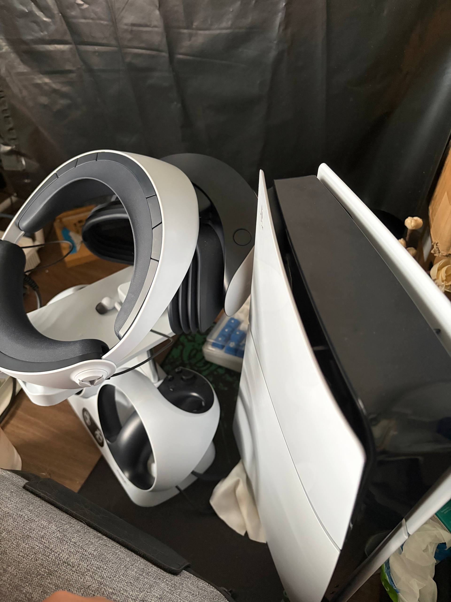 Продаю игровые консоли и VR-шлем в отличном состоянии