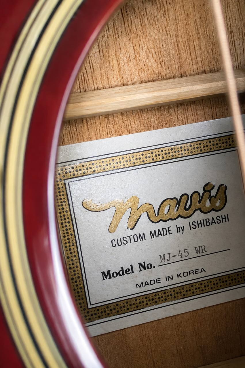 Фото 3: Продаётся практически новая акустическая гитара Mavis MJ-45 WR, цвет Wine Red, форма…
