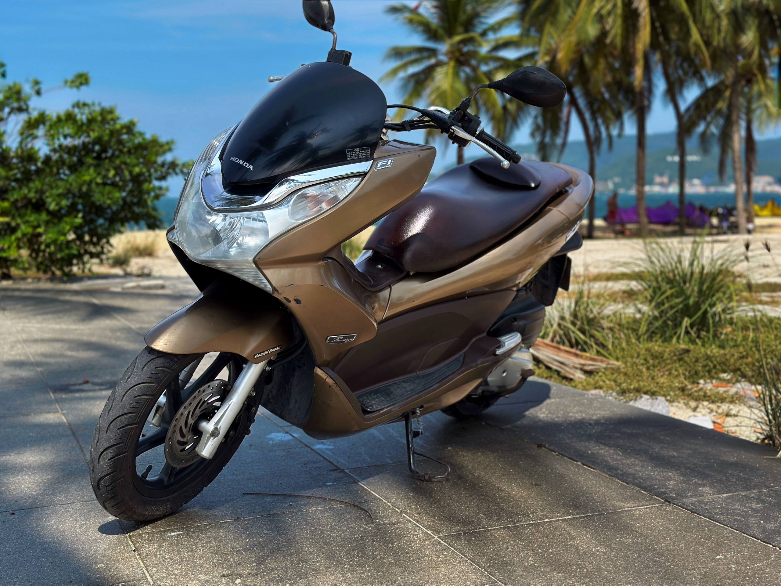 Honda PCX 2011 года, коричневый, пробег 68 000 км, объём 125 куб.см.