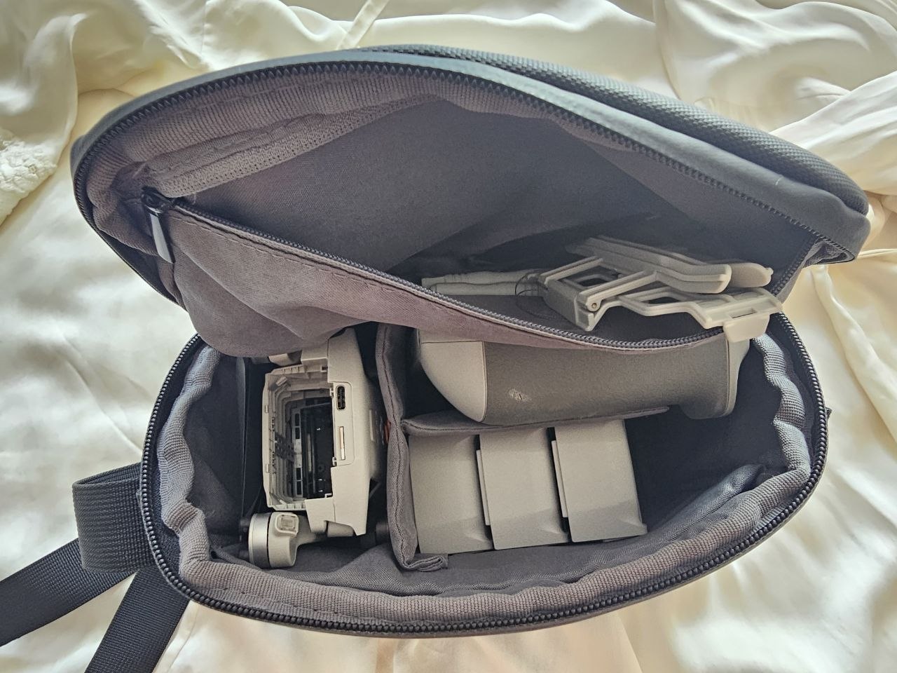Фото 2: Продаётся полный комплект дрона DJI Mini 3 Pro Fly More Kit с увеличенными батареями.