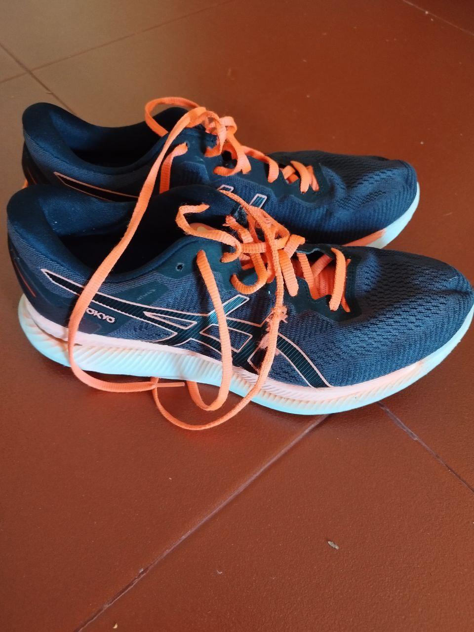 Продаются б/у кроссовки ASICS GlideRide Tokyo, размер US 9.5 / EU 43.5.
