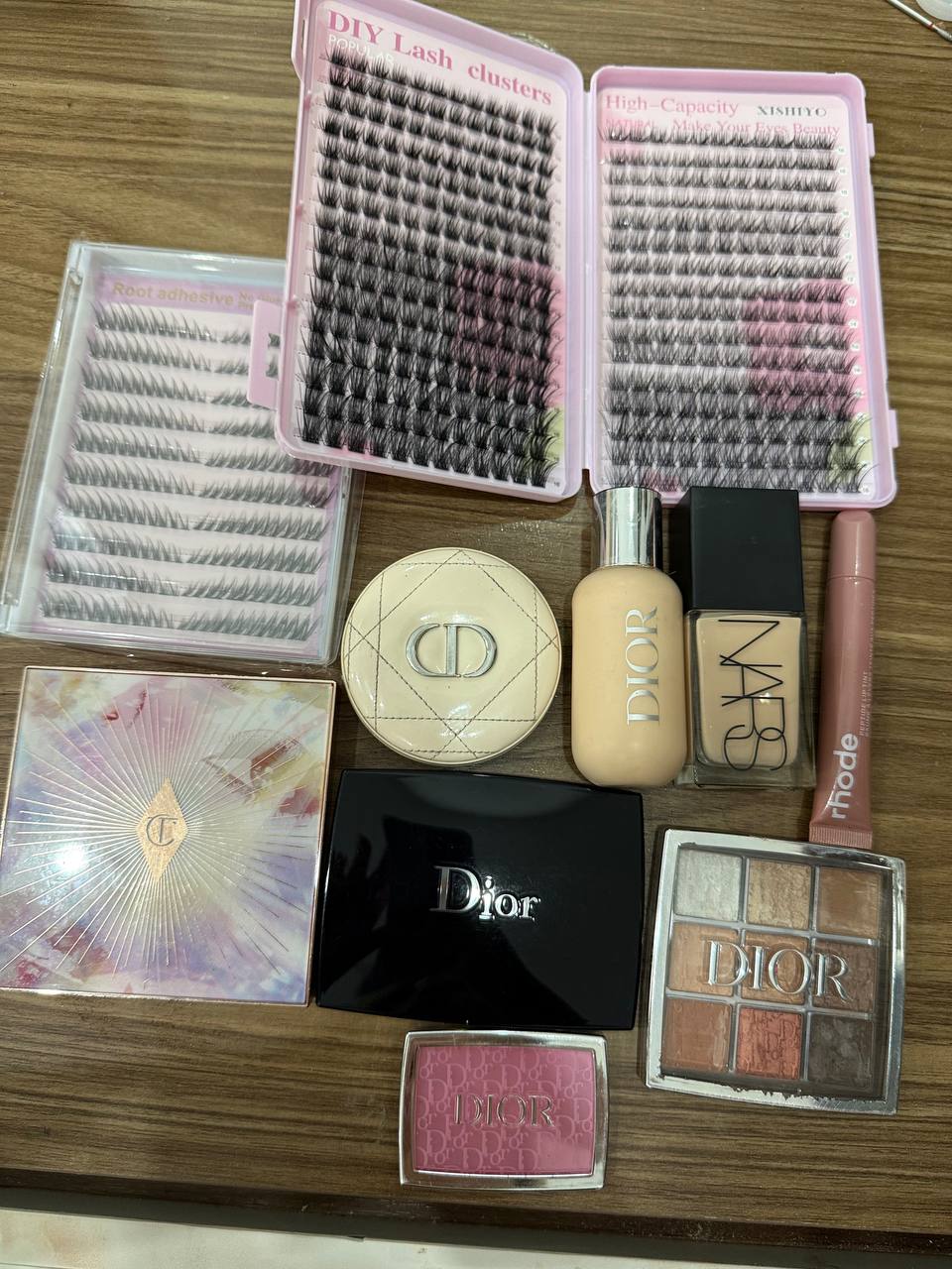 Люксовая косметика по сниженным ценам: палетки Charlotte Tilbury и Dior, хайлайтер…