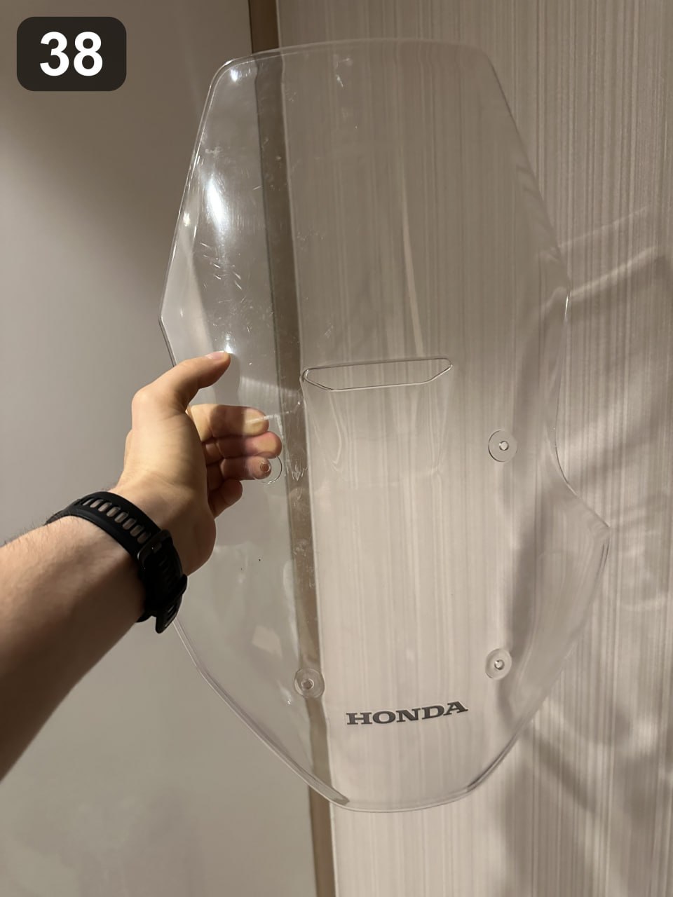 Фото 2: Продаются ветровое стекло для Honda за 300 000 донгов и скакалка со счётчиком за 50 000…