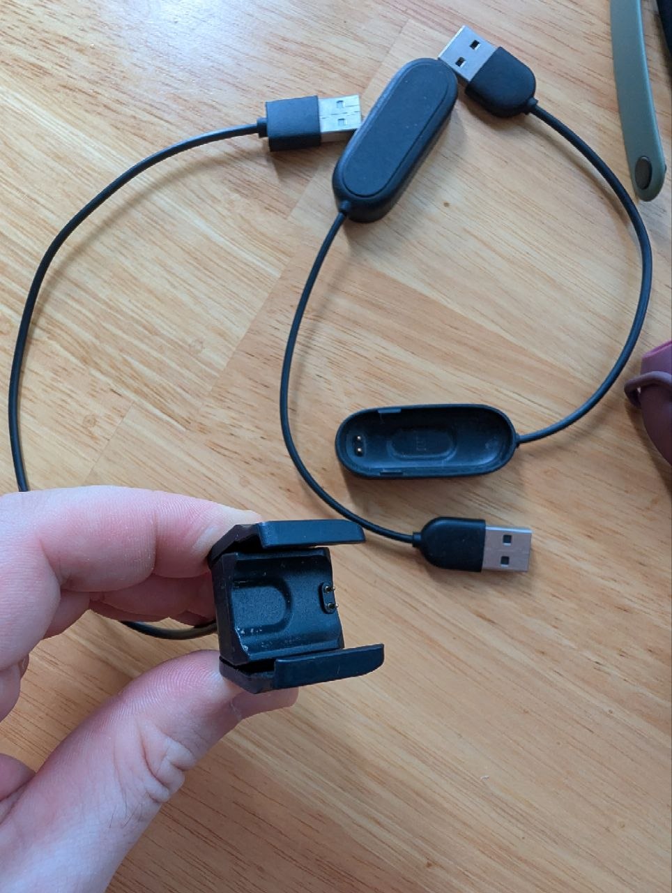 Фото 2: Продаются два фитнес-трекера Mi Band 4: обычная версия за 200 000 донгов и NFC-версия…